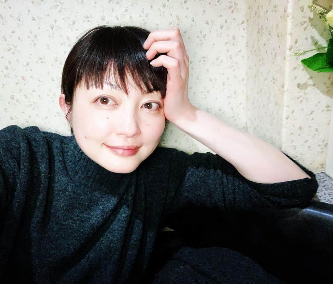 野本かりあのインスタグラム：「我慢して我慢して、普段の1ヶ月に1回のヘアメンテナンスを、2ヶ月ぶりに。 ちょっと伸ばして大人感出そうかなぁと。 伸ばすと、耳に髪をかけられるの、何だか嬉しくてね。　#野本かりあ」