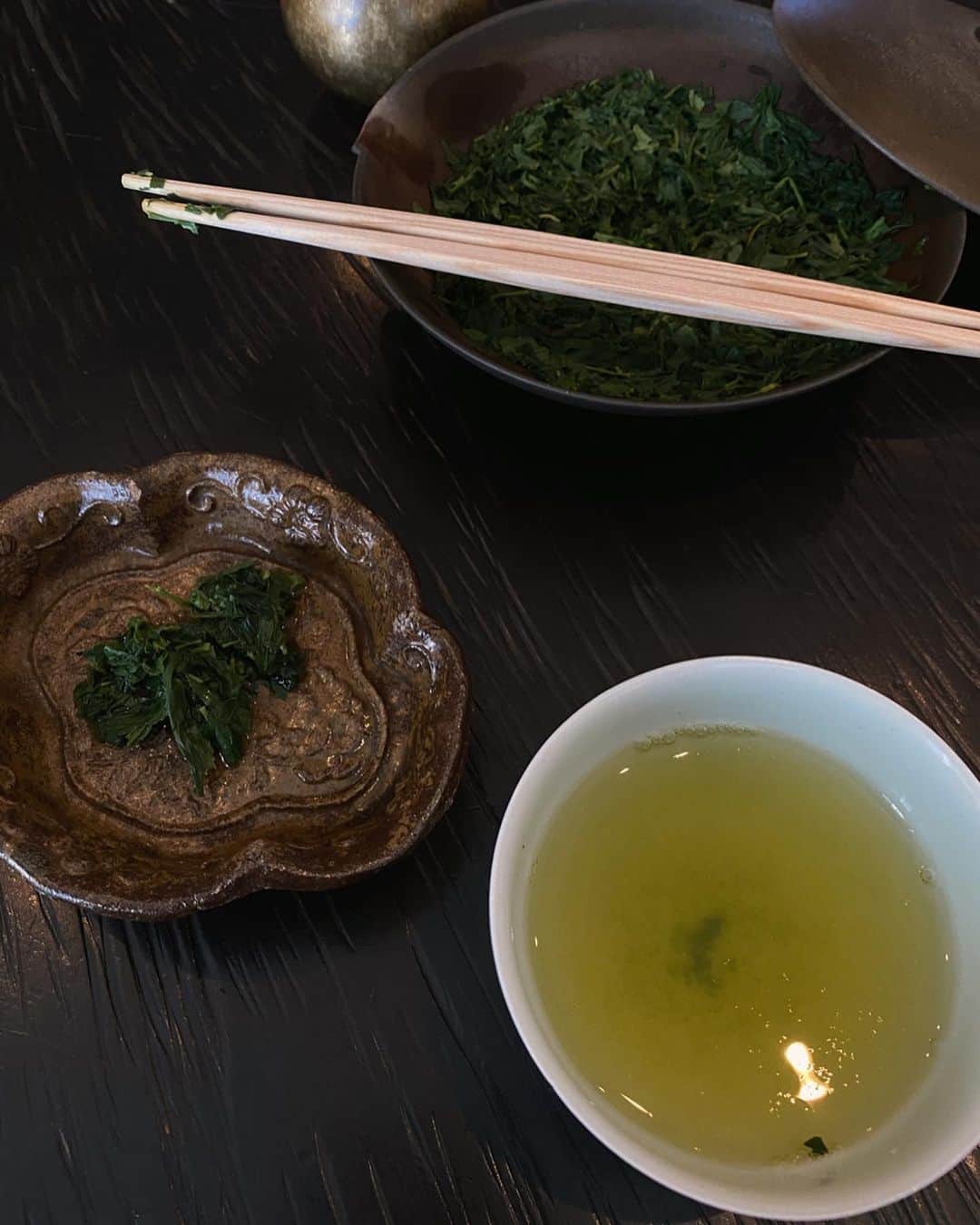 小柴綾香さんのインスタグラム写真 - (小柴綾香Instagram)「My little zen moment 🤍 お茶の葉はポン酢で頂くととっても美味しいって知ってた？？」3月24日 21時40分 - ayakakoshiba