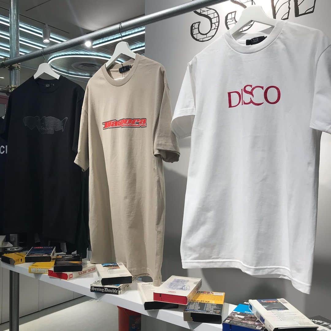 のインスタグラム：「GUCCI君 @guccimaze とDiaspora skateboardsのポップアップ、渋谷PARCO @ssw_shibuya で今日から実施中です。﻿ ﻿ 僕の地元には昔、信州ジャ◯コという大型スーパーがありまして、いまその場所がそのままPARCOになっているというストーリーがあり、そんなTシャツを今のPARCOで売ってます🔥﻿ ﻿ あとはGUCCI君のグラフィックをプリントしたTeeと、Diasporaのインラインも販売中です。 ﻿会場では私物のVHS見放題。 31日までなのでお早めにどうぞ！  #diasporaskateboards #guccimaze #disco」