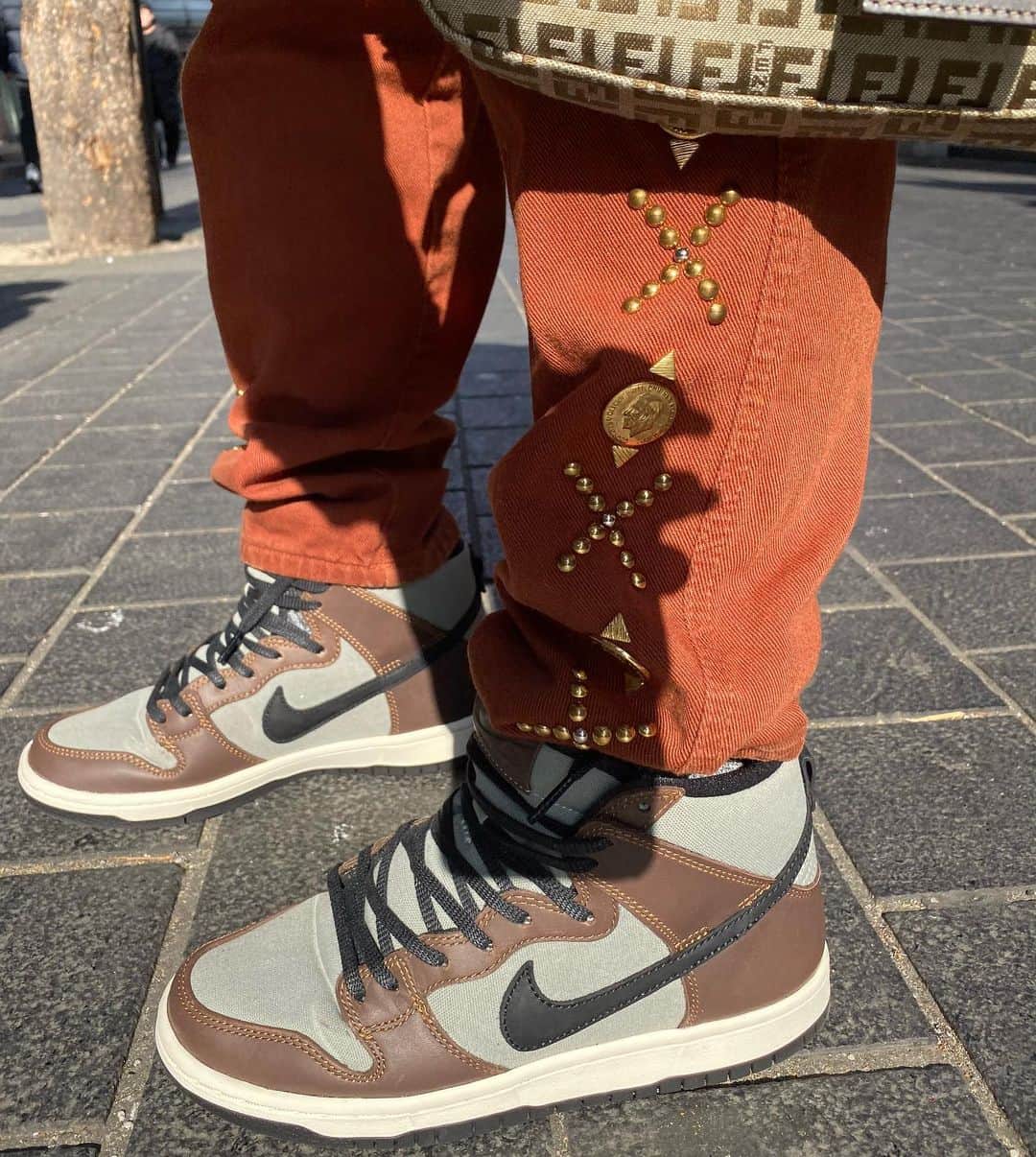 のインスタグラム：「@nike SB これはmen'sの25cm履いてます🧸👟 気にいったの見つけるとmen'sものでもでかめに履く🤎 グレーカーキにブラウンレザーが、最近の服と合わせやすくて可愛い👐🏽 @niketokyo」