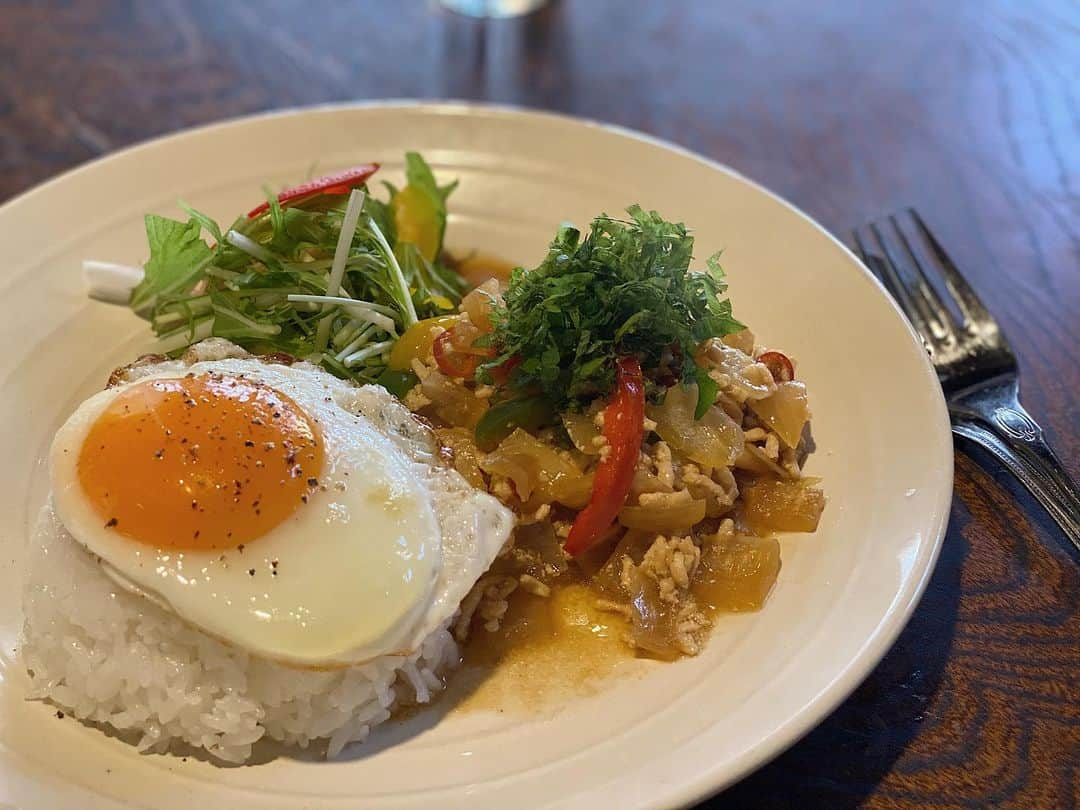 Yuuki mimuraさんのインスタグラム写真 - (Yuuki mimuraInstagram)「🥚🍳🍃 . . #のんびりや ( @cafe.nonbiriya ) . . グルメアカウントの方がオススメしてて ママが日暮里に出張に来る時に 行ってみようって思ってて 今日行ってきた〜😯✨ 日暮里の繊維街の方じゃなくて 谷中の方🚶‍♀️ わたし繊維街の方は学生の頃とかよく行ってたけど 駅の反対側の谷中の方めっちゃ楽しいんだね🐈 衝撃🥺東京に住んでるくせに 行かないところは本当に行かないんだなぁ。 ごはん屋さんとか、可愛いカフェとか食べ歩きのお店とか たくさんあってまた行きたいと思った🚶‍♀️ ここのカフェはレトロな雰囲気のお店で 広くはないけどオープンと同時に入ったら 畳の広いテーブルが空いててそこでまったりできました🍳 オムライスと、和風ガパオを頼んで 2人でシェアして食べたよ✨ オムライス絶対食べたかったんだー🥚 中がびっくり‼️真っ黒…😯🖤 イカスミちゃん🦑 めちゃくちゃおいしい〜🤤 食べたことないオムライス❣️ 卵はトロントロン🥚 シーフードの旨味が詰まってて 本当に美味しい🤤 ガパオライスは大葉がたくさん入ってて さっぱり食べられる美味しさ❣️ そしてぷるぷるの目玉焼き🍳を崩すと… 濃厚でまた美味しい〜🥰✨ 谷中楽しかったぁ🥺また行きたい💨 他にもたくさん気になるお店いっぱいあった🤭✨ . . . #カフェ#古民家#古民家カフェ#谷中#日暮里#日暮里カフェ #谷中カフェ#オムライス#ガパオライス#retrip_nippon #retrip_cafe #retrip_cafe_東京#mery#mery_spot」3月24日 21時44分 - u0829u