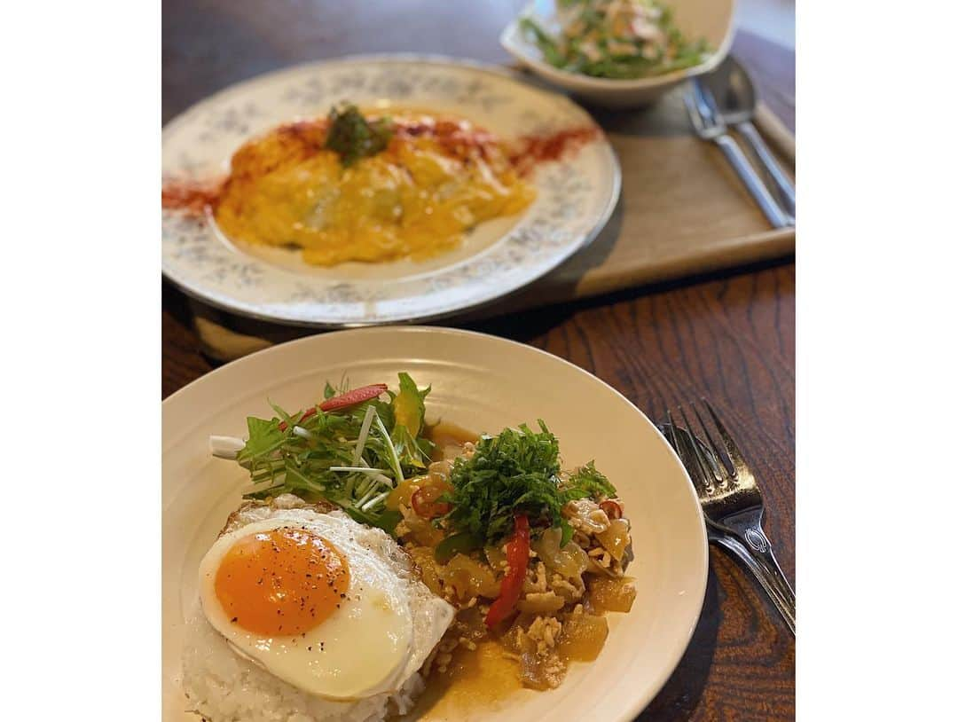 Yuuki mimuraさんのインスタグラム写真 - (Yuuki mimuraInstagram)「🥚🍳🍃 . . #のんびりや ( @cafe.nonbiriya ) . . グルメアカウントの方がオススメしてて ママが日暮里に出張に来る時に 行ってみようって思ってて 今日行ってきた〜😯✨ 日暮里の繊維街の方じゃなくて 谷中の方🚶‍♀️ わたし繊維街の方は学生の頃とかよく行ってたけど 駅の反対側の谷中の方めっちゃ楽しいんだね🐈 衝撃🥺東京に住んでるくせに 行かないところは本当に行かないんだなぁ。 ごはん屋さんとか、可愛いカフェとか食べ歩きのお店とか たくさんあってまた行きたいと思った🚶‍♀️ ここのカフェはレトロな雰囲気のお店で 広くはないけどオープンと同時に入ったら 畳の広いテーブルが空いててそこでまったりできました🍳 オムライスと、和風ガパオを頼んで 2人でシェアして食べたよ✨ オムライス絶対食べたかったんだー🥚 中がびっくり‼️真っ黒…😯🖤 イカスミちゃん🦑 めちゃくちゃおいしい〜🤤 食べたことないオムライス❣️ 卵はトロントロン🥚 シーフードの旨味が詰まってて 本当に美味しい🤤 ガパオライスは大葉がたくさん入ってて さっぱり食べられる美味しさ❣️ そしてぷるぷるの目玉焼き🍳を崩すと… 濃厚でまた美味しい〜🥰✨ 谷中楽しかったぁ🥺また行きたい💨 他にもたくさん気になるお店いっぱいあった🤭✨ . . . #カフェ#古民家#古民家カフェ#谷中#日暮里#日暮里カフェ #谷中カフェ#オムライス#ガパオライス#retrip_nippon #retrip_cafe #retrip_cafe_東京#mery#mery_spot」3月24日 21時44分 - u0829u