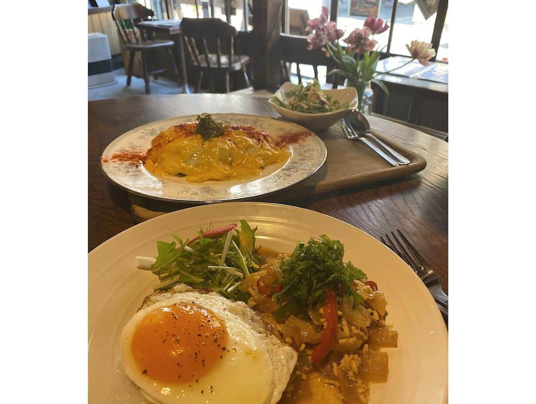 Yuuki mimuraさんのインスタグラム写真 - (Yuuki mimuraInstagram)「🥚🍳🍃 . . #のんびりや ( @cafe.nonbiriya ) . . グルメアカウントの方がオススメしてて ママが日暮里に出張に来る時に 行ってみようって思ってて 今日行ってきた〜😯✨ 日暮里の繊維街の方じゃなくて 谷中の方🚶‍♀️ わたし繊維街の方は学生の頃とかよく行ってたけど 駅の反対側の谷中の方めっちゃ楽しいんだね🐈 衝撃🥺東京に住んでるくせに 行かないところは本当に行かないんだなぁ。 ごはん屋さんとか、可愛いカフェとか食べ歩きのお店とか たくさんあってまた行きたいと思った🚶‍♀️ ここのカフェはレトロな雰囲気のお店で 広くはないけどオープンと同時に入ったら 畳の広いテーブルが空いててそこでまったりできました🍳 オムライスと、和風ガパオを頼んで 2人でシェアして食べたよ✨ オムライス絶対食べたかったんだー🥚 中がびっくり‼️真っ黒…😯🖤 イカスミちゃん🦑 めちゃくちゃおいしい〜🤤 食べたことないオムライス❣️ 卵はトロントロン🥚 シーフードの旨味が詰まってて 本当に美味しい🤤 ガパオライスは大葉がたくさん入ってて さっぱり食べられる美味しさ❣️ そしてぷるぷるの目玉焼き🍳を崩すと… 濃厚でまた美味しい〜🥰✨ 谷中楽しかったぁ🥺また行きたい💨 他にもたくさん気になるお店いっぱいあった🤭✨ . . . #カフェ#古民家#古民家カフェ#谷中#日暮里#日暮里カフェ #谷中カフェ#オムライス#ガパオライス#retrip_nippon #retrip_cafe #retrip_cafe_東京#mery#mery_spot」3月24日 21時44分 - u0829u