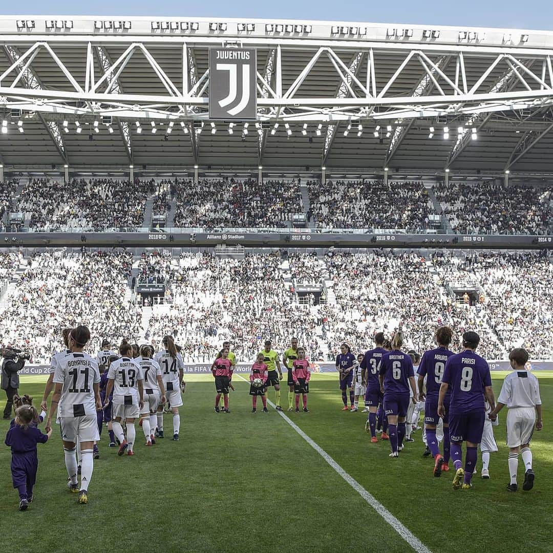 ユヴェントスFCさんのインスタグラム写真 - (ユヴェントスFCInstagram)「Incredible, unforgettable, historic 🤩. One year later... All the emotions from the Premiere! 🔙 #OnThisDay #JuventusWomen」3月24日 21時45分 - juventus