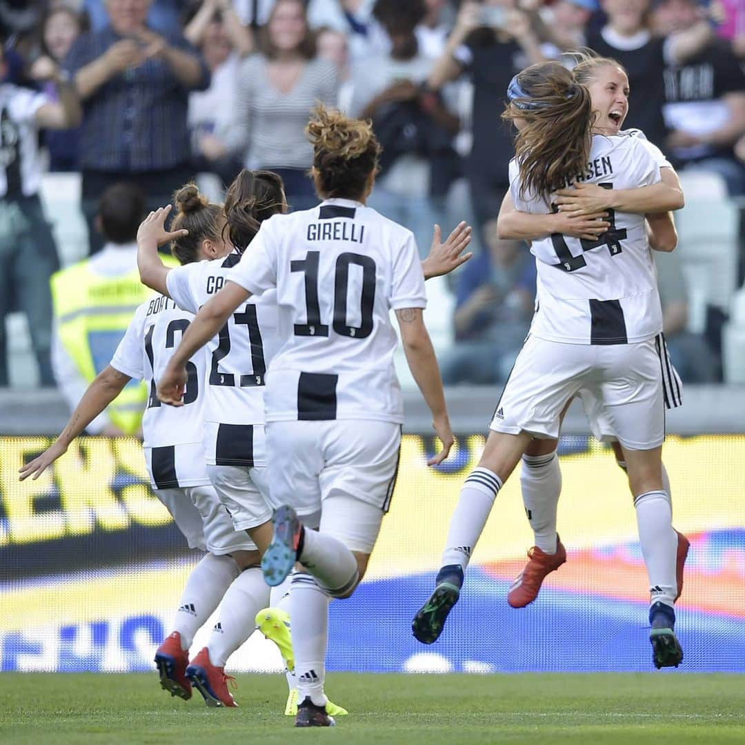 ユヴェントスFCさんのインスタグラム写真 - (ユヴェントスFCInstagram)「Incredible, unforgettable, historic 🤩. One year later... All the emotions from the Premiere! 🔙 #OnThisDay #JuventusWomen」3月24日 21時45分 - juventus