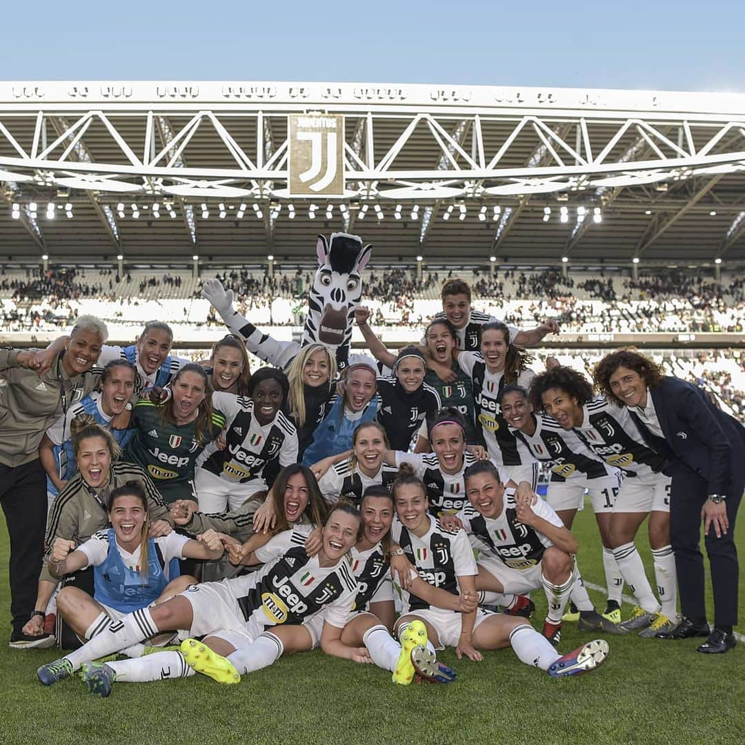 ユヴェントスFCさんのインスタグラム写真 - (ユヴェントスFCInstagram)「Incredible, unforgettable, historic 🤩. One year later... All the emotions from the Premiere! 🔙 #OnThisDay #JuventusWomen」3月24日 21時45分 - juventus