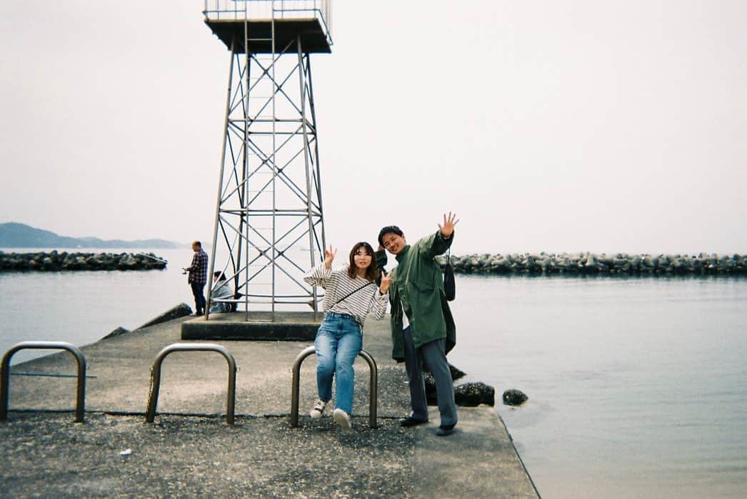 左近鈴乃さんのインスタグラム写真 - (左近鈴乃Instagram)「フィルムカメラ🎞  宮古島で妹に貸してもらってハマった❤︎ まだ初心者ですが🔰 . . 🚙🍕🌊🌸🏯☕️🏄‍♀️ って感じの1日。（笑）和歌山旅！ 理想の休日の過ごし方を叶えてくれる2人。 自然に触れられてリラックス〜🍃 . プランニング、ドライバー、カメラマン 全てしてくれる👨🏻‍🦱 私たちは迎えに来てもらってついて行ってるだけ。笑 個人的に最後の2人の写真が好き〜🥺 . #フィルムカメラ #写ルンです  #film #filmphotography」3月24日 21時48分 - suzuno_sakon