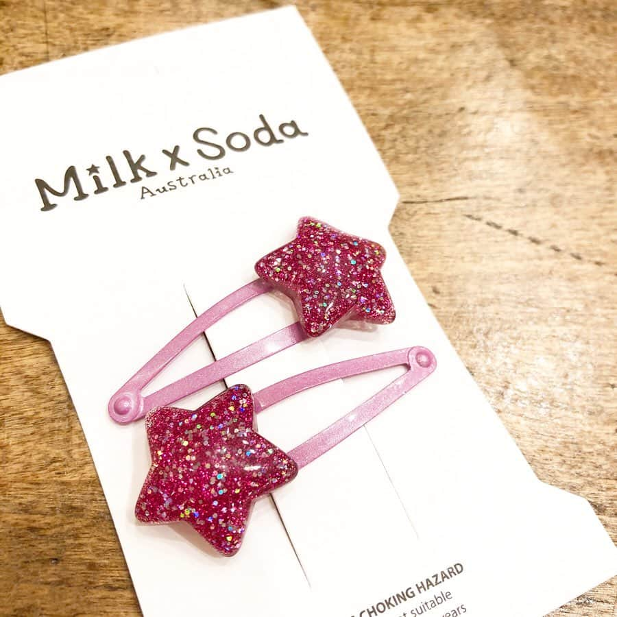 こども ビームスさんのインスタグラム写真 - (こども ビームスInstagram)「【new arrival】 ＜Milk ｘ Soda ＞アクセサリー 2011年、メルボルン(オーストラリア)でスタートしたキッズアクセサリーブランド「Milk ｘ Soda(ミルクソーダ)」✨女の子が大好きなラメのアクセサリーが入荷しております。夏に向けてテンションの上がる小物を見つけてみてはいかがでしょうか❓ . #milksoda #ミルクソーダ #オーストラリア #メルボルン #アクセサリー #キッズアクセサリー #ラメ #ラメピン #リング #星リング  #kodomobeams  #beams  #daikanyama  #こどもビームス  #ビームス  #代官山 新作アイテムはプロフィールのリンク🔗からビームス公式サイト、こども ビームスページをチェック❗️ ※お問い合わせにつきましては、お電話にて承ります。」3月24日 21時50分 - kodomo_beams