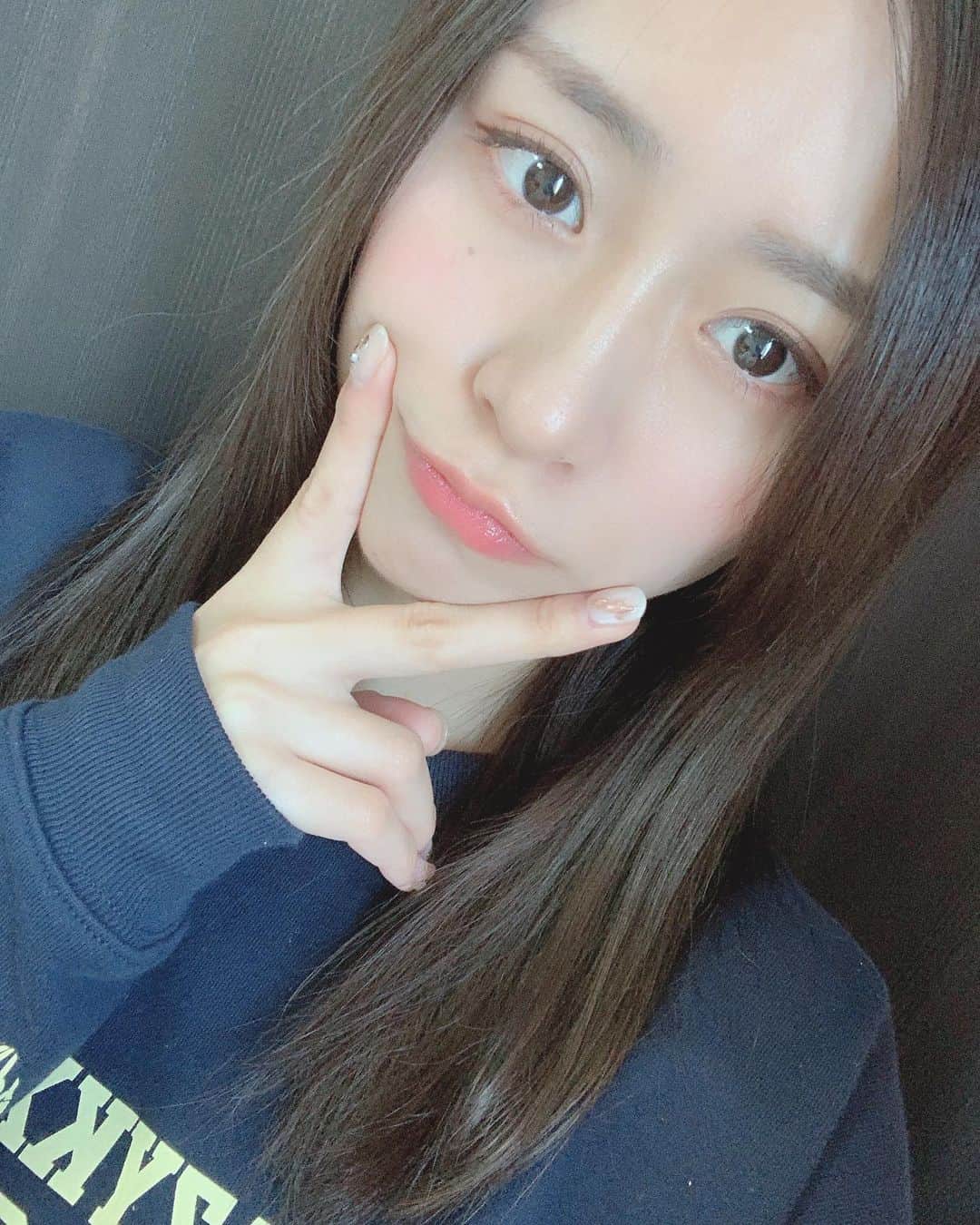 内木志のインスタグラム：「このネイルちゃんとお別れしてきた！ 撮影の為、一旦オフしてまた今度可愛くしてもらうの✨👐 最近すっぴんでいる事が多くて、メイクって凄いなって思う今日この頃✌️ 👩オススメのコスメとかスキンケア教えてください💕 #ネイル #ネイルオフ」