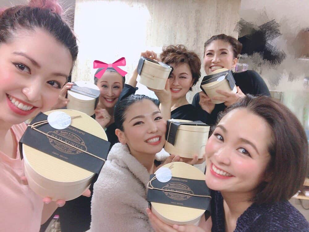 ダンドイ舞莉花のインスタグラム：「本日マチソワ間に座長からお弁当の差し入れが〜！！！ 春馬ありがとう😍  これで夜公演もみんな元気もりもりだーーー！！ #ホイッスルダウンザウィンド #三浦春馬 #whistledownthewind #wdtw #musical #theatre #tokyo #japan #thankyou #座長ありがとう」