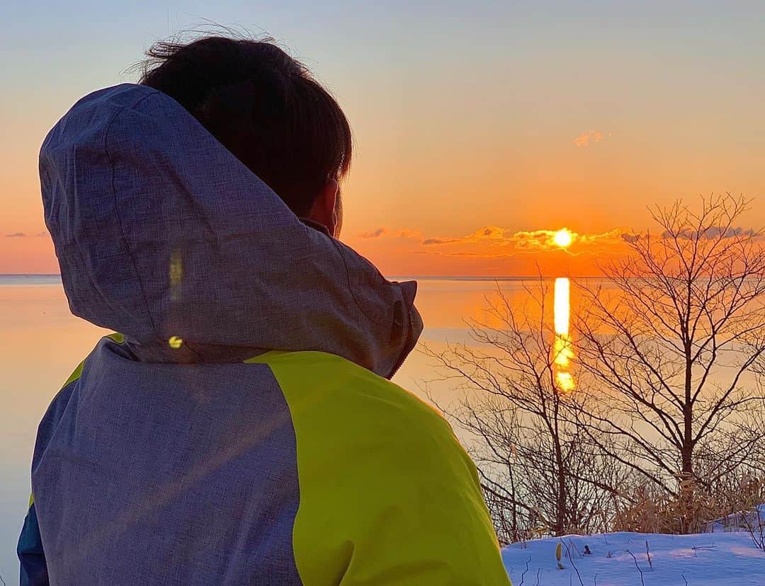 福田太郎のインスタグラム：「2020から2021へ。  世界中のすべての人が安心して、心から楽しめる 素晴らしい大会になることを願います。 ⠀ 2020を目指してきたアスリート、 あらゆる準備をしてこられた方々、 心待ちにしていた皆さんの複雑な気持ちは 察するに余りあります。かく言うぼくもその一人です。 スポーツアナウンサーとして、寄り添いながら 来年まで、もう一度、深くととのえて、 確実に、前に進んでいきたいものです。 ⠀ プロ野球や甲子園などのスポーツに限らず、 あらゆる日常が、当たり前でなくなった今日この頃。 『こんなときだからこそ、出来ることをしよう！』と 努めて前向きに捉えるようにしています。 もちろん、思い通りにならないことも多いですけどね。 ⠀ みなさんは、いま、そしてこれからを どう過ごしていこうとお考えですか？ ⠀ #TOKYO2020 #postponed #TOKYO2021 #1年程度延期 中止はしない #いのちだいじに  #北海道 #朝日 #日はまた昇る #ガンガンいこうぜ」