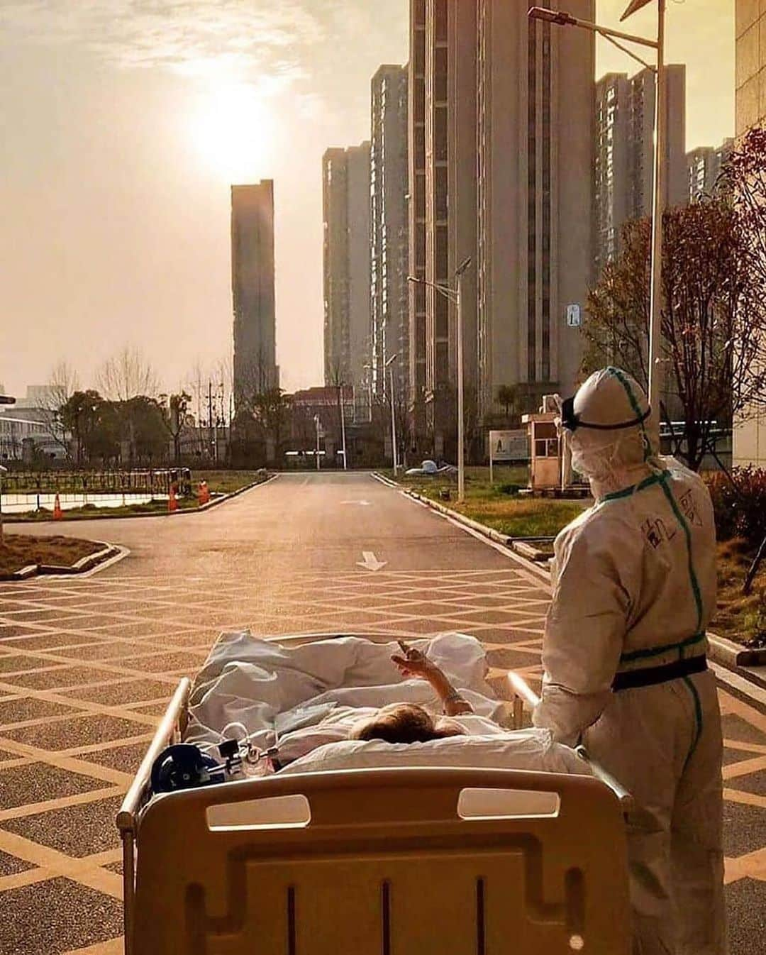 bestvacationsさんのインスタグラム写真 - (bestvacationsInstagram)「Wuhan (2020), a 27-year-old doctor and his Covid-19 patient stop together to watch the sunset. There's always hope! #wuhan #china . . . . #cute #love #goals #stylish #perfect #beautiful #streetstyle #inspiration #bestoftheday #fashionable #fashioninsta #fashionpost #covid #fashionblog #amazing #fashion #beach #photooftheday #flowers #style #baby #girl #balcony #gorgeous #dress #babe #TravelAwesome #BestVacations」3月24日 22時01分 - bestvacations