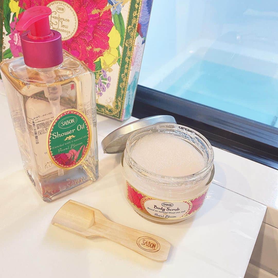 西川瑞希（みずきてぃ）さんのインスタグラム写真 - (西川瑞希（みずきてぃ）Instagram)「今夜からこの香り🌸華やかで上品な"お花"の香りに全身包まれ幸せ〜なバスタイム// . @sabon_japan #サボン #ボディスクラブ #フローラルブルーム . サボンのスクラブは絶対バスルームにおいて置きたいくらいだいすき。お肌がすべすべ、しっとり、滑らかになってくれるところも、しっかり香りが残ってくれるところもすき❤︎ . 今からはバスタイム後の、毎日のマッサージタイム☺︎明日もたのしみな撮影です✨ . #mizukitotalbeauty #bathtime #バスタイム #スクラブ #ボディーケア」3月24日 22時13分 - mizuki_nishikawa_