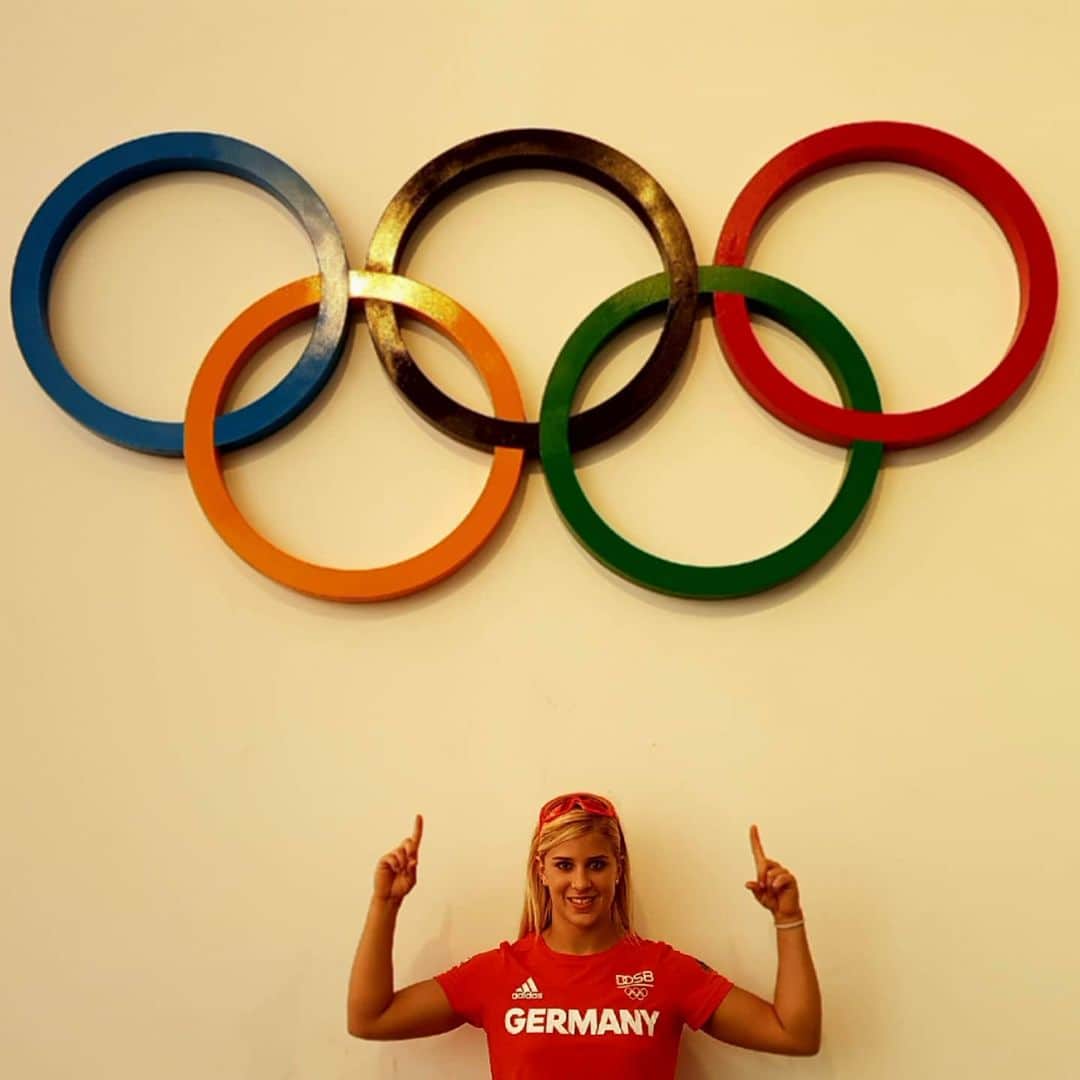 エリザベト・ザイツのインスタグラム：「NEWS + NEWS +NEWS  Es ist offiziell - die Olympische Spiele in Tokio wurden um 1 Jahr verschoben. Tokio 2021 - ich werde auf jeden Fall Gas geben um meinen Traum noch einmal leben zu können👆. Es ist die richtige Entscheidung- denn Gesundheit geht vor!  #covid_19 #olympicgames #gymnastics #me #eliseitz #olympicdream #nationalteam #tokio @spitzensport_bundeswehr」