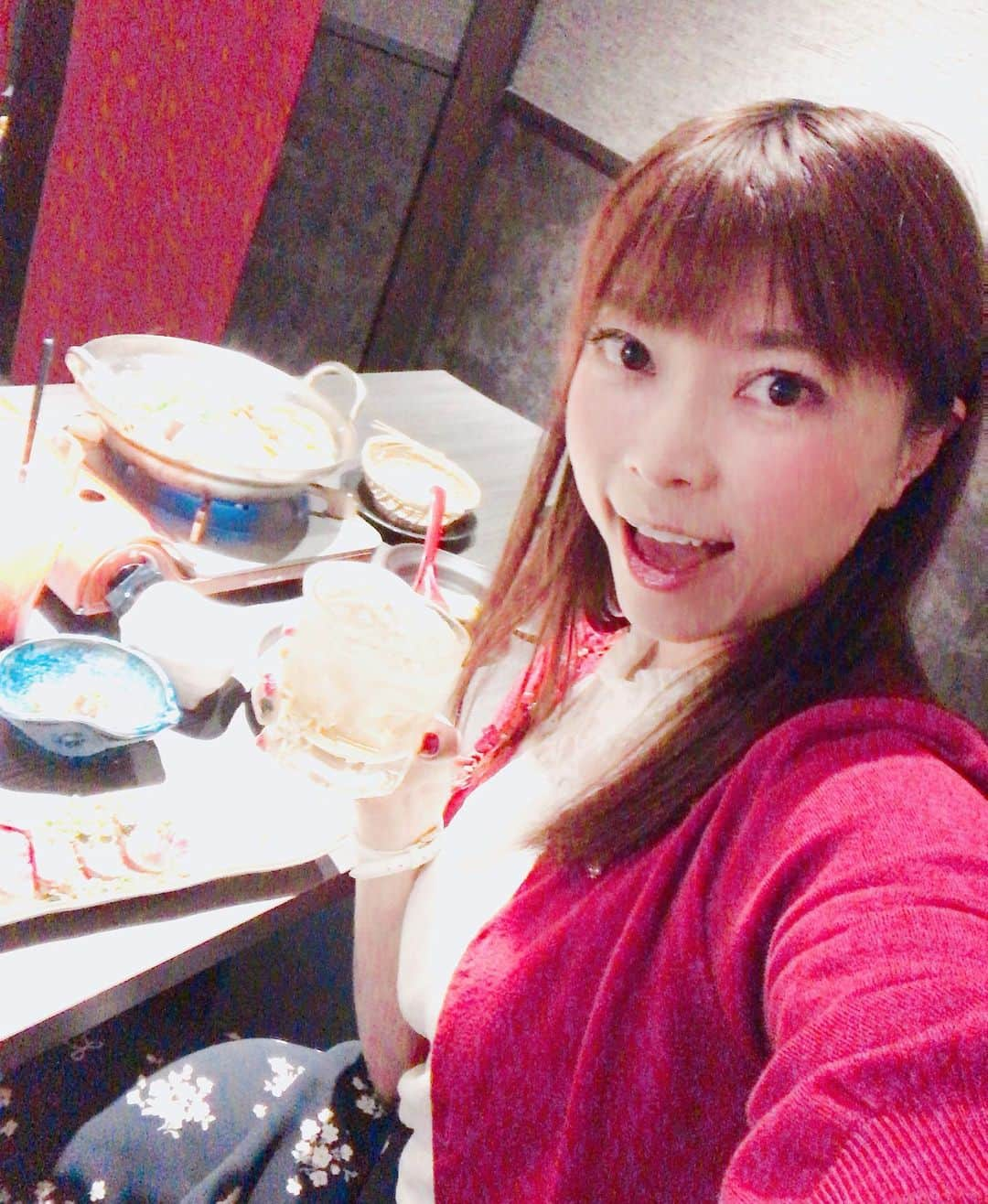 DJ MIYAさんのインスタグラム写真 - (DJ MIYAInstagram)「こんばんは❤️(^ ^)今夜は、またまた千葉に行ってきましたぁ☆彡『地鶏×鮮魚 個室居酒屋もみじ郷千葉本店 』で晩ご飯を食べてきましたぁ♪♪❤️ . .  千葉駅から徒歩1分！！！近いです！💓 .  全室個室になってて落ち着ける空間ですね❤️ .  和風創作和食などが個室で食べられるお店で、宴会にもぴったりーぃ❤️ . . ◎カシスオレンジ🍊 ◎うずらどんぐり ◎鮮魚の海鮮サラダ🥗 ◎自家製だし巻き玉子 ◎牛ザブトンのタタキ ◎地鶏の鶏すき鍋 1480円 にキムチとお餅追加💗  キャベツ、にら、しめじなども柔らかくなり、熱々のお鍋でこんなーに肉厚で旨味のある鶏肉が食べられるとは予想外のおいしさで驚きましたねー！！💗割り下の甘めの味付けも美味しいー。 . .  お餅とキムチ、追加してよかったぁー！ めっちゃめっちゃ身体も温まるすき焼きお鍋でした！ . .  すべてのお料理が、とっても美味しかったですね～！❤️(^ ^)感動だよーぉ！！！ .  ぜひ千葉周辺の方は、行ってみてね☆彡 . .  もみじ郷 千葉本店で検索してね！ . . . .  Casting By . .  #PR　#千葉駅　#千葉　#千葉居酒屋　#千葉県　#千葉グルメ #女子会コーデ　#食レポ　#旅インスタグラマー　#グルメ　#グルメ女子 #グルメインスタグラマー　#フィットネス女子　#ディナーコーデ　#居酒屋 #居酒屋さん　#宴会向き　#千葉宴会　#IZAKAYA #今日のコーデ　#今日のメイク #インスタグラマー　#インフルエンサー　#ファッション好き　#今日のファッション #モデル　#ファッショニスタ　#グルメブロガー #グルメ探検  #グルメ巡り」3月24日 22時16分 - dj_miya