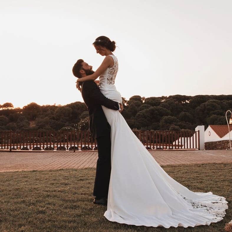 Pronoviasさんのインスタグラム写真 - (PronoviasInstagram)「Love is all you need 💫 Natalia found her Enol dress at Madrid Velazquez and instantly fell in love. #PronoviasBrides Tag the love of your life!」3月24日 22時16分 - pronovias