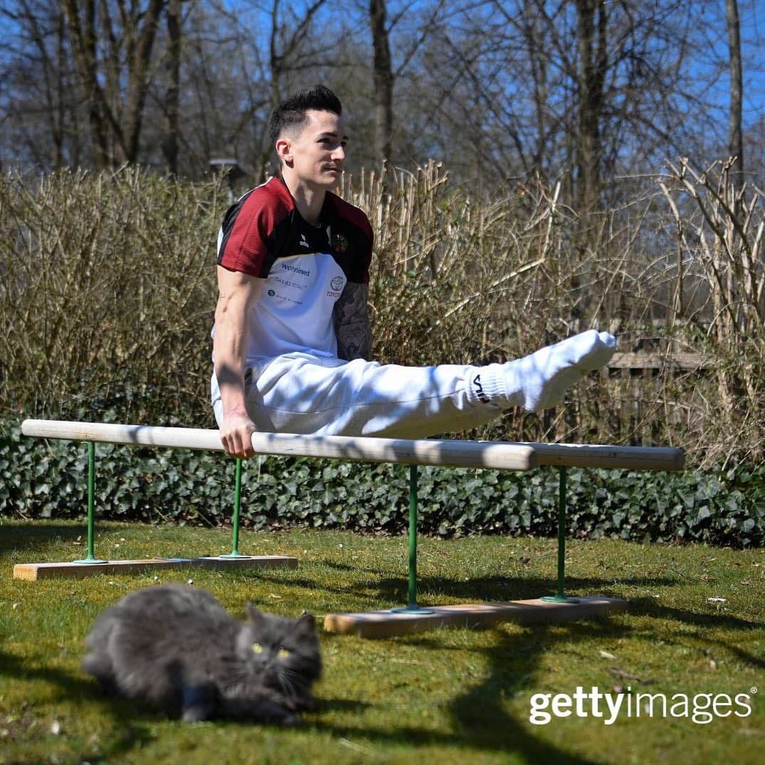マゼル・ニューエンのインスタグラム：「#postponedolympics There was no alternative. Hopefully we will all celebrate a big festival in Tokyo in 2021 - and this nonsense for training in the garden has now come to an end. #tokyo2021 #olympics #goforit #homeoffice #homeworkout #gymnastics #corona #covid_19 #flattenthecurve #stayhome #stayhealthy #staysafe #themarcelnguyen 📸: #gettyimages #gettysport」