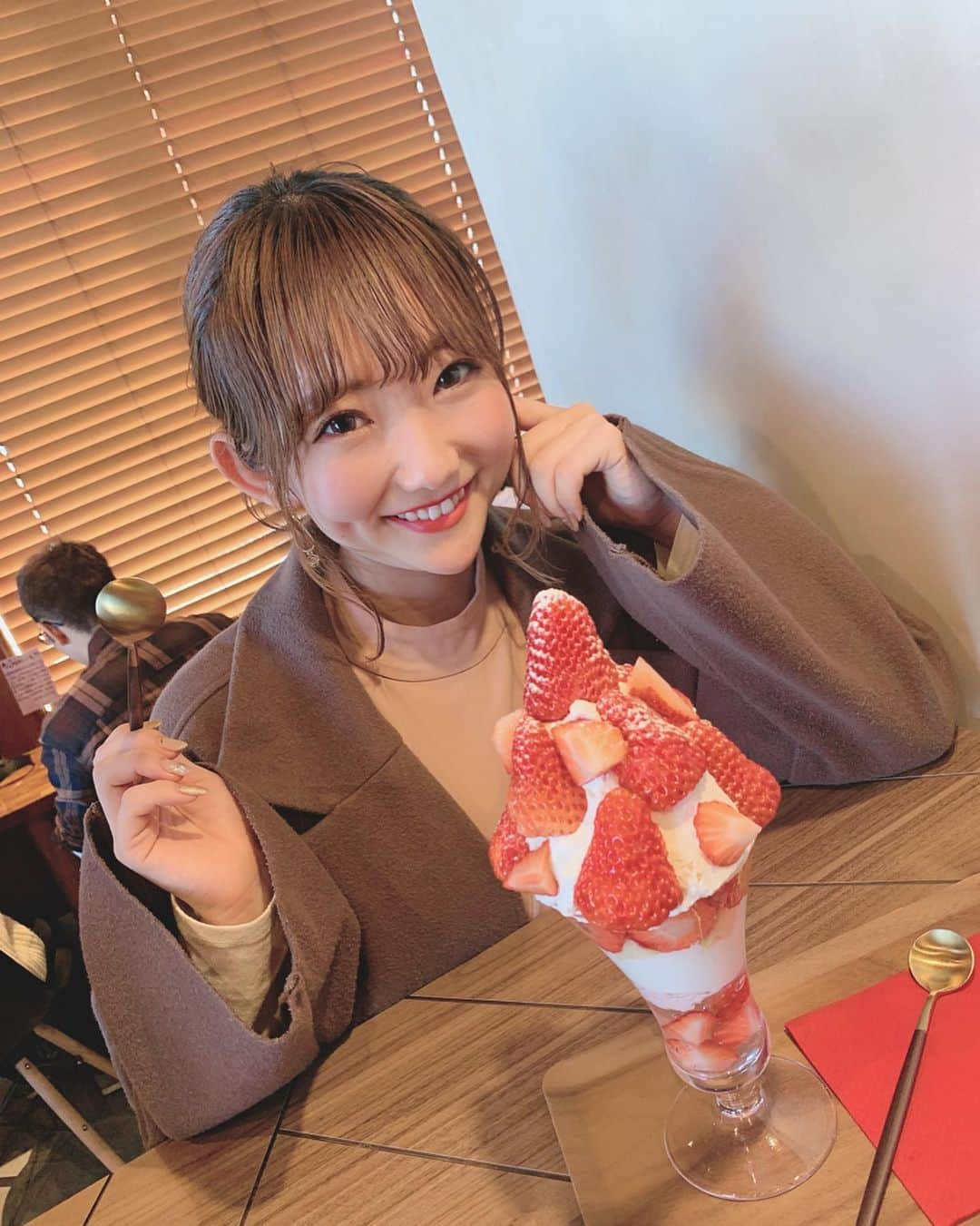 夏川愛実さんのインスタグラム写真 - (夏川愛実Instagram)「﻿ ダカフェのいちごパフェちゃん🍓💗﻿ ﻿ ほうじ茶ラテ的なものあったのにやめちゃったの、、、﻿ 後悔してるから今度また絶対行く🔥﻿ ﻿ #パフェ#カフェ#岡崎カフェ#岡崎カフェ巡り﻿ #カフェ巡り#cafe#愛知カフェ#スイーツ﻿ #いちごパフェ#いちごスイーツ#いちご#🍓﻿ #ダイワ#ダイワスーパー﻿ #岡崎市#ダカフェ#フルーツサンド#八百屋さん﻿ ﻿ ﻿」3月24日 22時17分 - ami_natsukawa