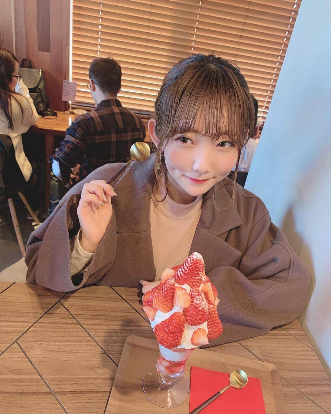 夏川愛実さんのインスタグラム写真 - (夏川愛実Instagram)「﻿ ダカフェのいちごパフェちゃん🍓💗﻿ ﻿ ほうじ茶ラテ的なものあったのにやめちゃったの、、、﻿ 後悔してるから今度また絶対行く🔥﻿ ﻿ #パフェ#カフェ#岡崎カフェ#岡崎カフェ巡り﻿ #カフェ巡り#cafe#愛知カフェ#スイーツ﻿ #いちごパフェ#いちごスイーツ#いちご#🍓﻿ #ダイワ#ダイワスーパー﻿ #岡崎市#ダカフェ#フルーツサンド#八百屋さん﻿ ﻿ ﻿」3月24日 22時17分 - ami_natsukawa