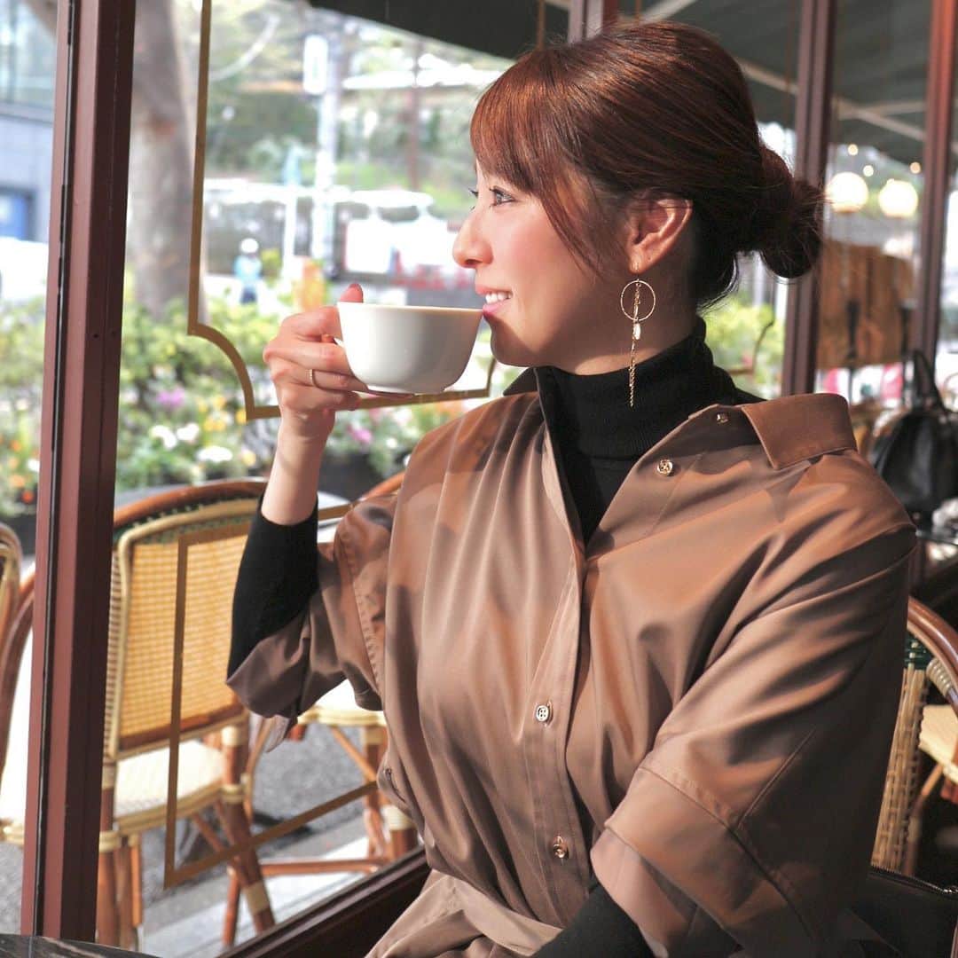 杉下理世のインスタグラム：「ここ数日寒くて相変わらずタートルで首元を守っています🧕 普段なかなか撮らない写真も、友達とカフェの時は撮ってもらえて嬉しい💓 カメラ壊れたからますます写真撮らなくなったけど、やっぱりカメラ買おうかな📷🌸 #cafe #お団子ヘア #お団子ブーム #広尾カフェ #」