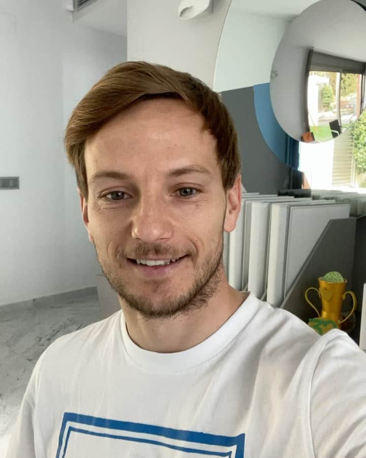イヴァン・ラキティッチのインスタグラム：「Mucho ánimo a todos en estos días complicados! Saldremos adelante! Os animo a que compartáis vuestras rutinas por aquí con #HOMETEAM @adidas @adidas_es」