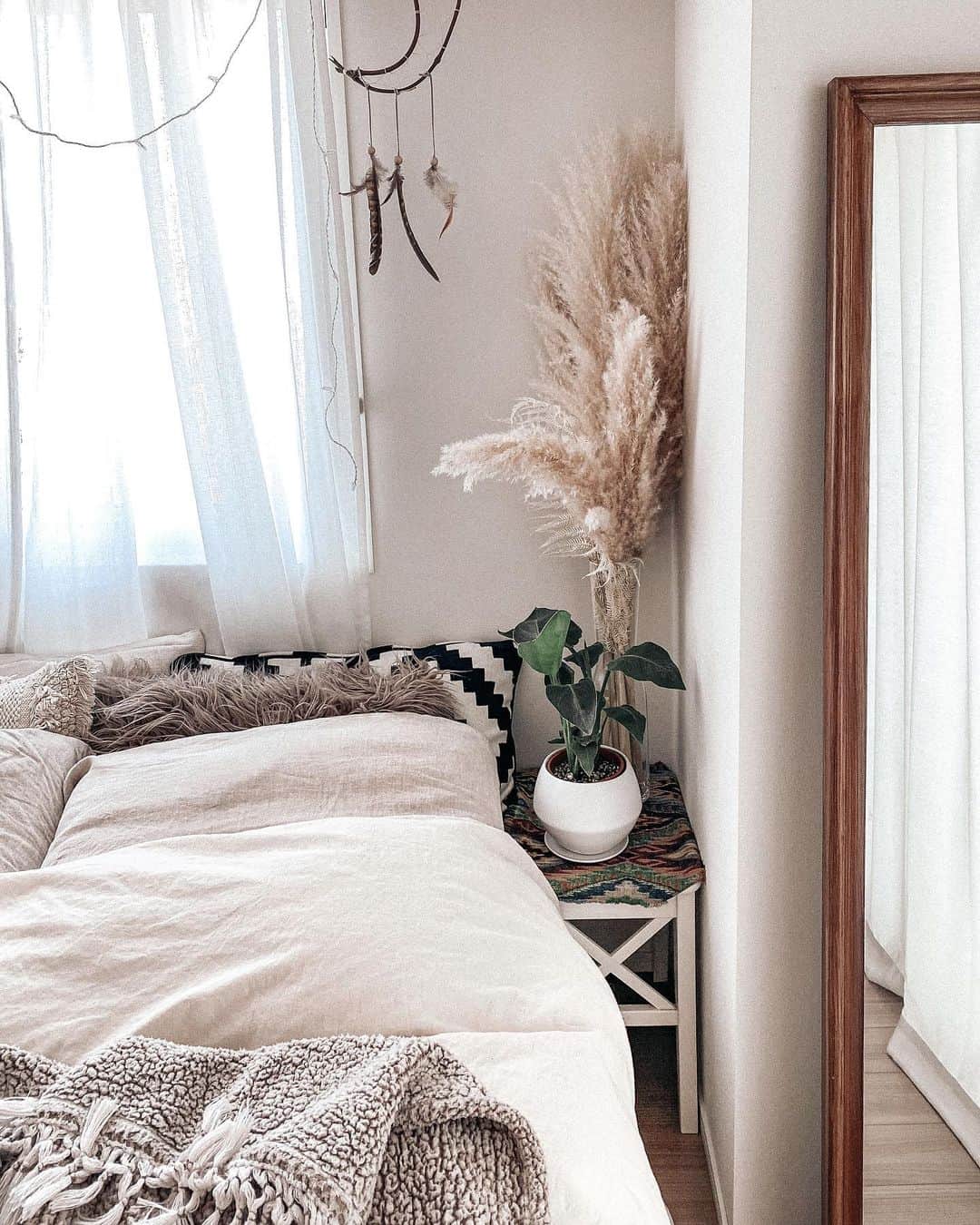 Manamiのインスタグラム：「🛏🌾🌙☁️🌿 コロナの影響もありお家にいることがとっても増えた🛋 家で過ごす時間も大好き🥰  カーテン、布団カバーは @muji_global ベッドサイドのとミラーは @ikeajapan 上に置いてある毛布は @urbanoutfittershome  ㅤ #マナシカの家」