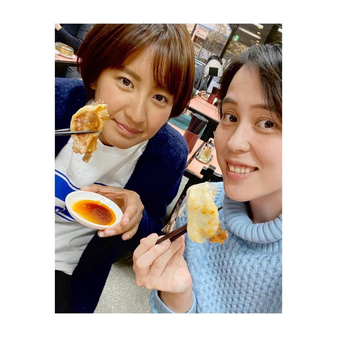 大山未希さんのインスタグラム写真 - (大山未希Instagram)「🤍🖤 あずと久しぶりに。 やっぱり2人並ぶとこうなるよね（笑） お互いが引き立つ😂 先程発表もあったとおり.... いろいろ大変だと思うけど応援してるよー😫 #二見梓 #東レアローズ #ビーチバレー #オセロ ↓」3月24日 22時32分 - miki_oyama1003