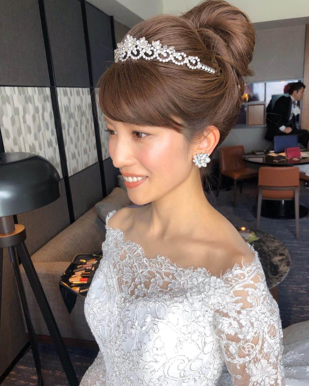 野口忍 hair make upさんのインスタグラム写真 - (野口忍 hair make upInstagram)「#セルリアン東急ホテル #海外風クラシカル #ロイヤルウェディング 挙式〜披露宴〜お色直し と変化をつけて 結婚式を、ヘアメイクを とことん楽しみました☺️ #桂由美ドレス 長袖のスリーブデザインが 魅力的でした🥺 新郎様は #ブライダルパーマ 髪の毛のベースは #ブライダルトリートメント で艶感が増してて 非常に素敵でした。 . これから毎日投稿頑張ります🔥 💄 @yuno.hairmake 📷 @ru.wedding24 . 【ご予約＆お問い合わせ】 ． 唯一のブライダルヘアサロン ＠amelie_tokyo_bridal_salon . ご予約＆ご相談はHP.または専用LINEへお願いします💌 LINE ID：@avq9020r ． きっと、初めてのことで不安が多いと思います。 ブライダルヘアメイクとして、豊富な知識と経験で最高の結婚式＆撮影になるようサポートしますので安心してお任せください。 . ＿＿＿＿＿＿＿＿＿＿＿＿＿＿＿＿＿＿＿＿ ． 𓆸﻿﻿遠方出張のお知らせ 6月12〜15日(宮古島出張） この期間は通常よりも特別料金でヘアメイクさせて頂きます。 お気軽にお問い合わせください👏 . #花嫁#アレンジ#ヘアアレンジ#結婚式#ブライダル#ペーパーアイテム#ブライダルメンテナンス#ブライダルカラー#ブライダルカット#持込#挙式#式場#披露宴#二次会#ブーケ#お色直し#パレス花嫁#前撮り#ホテルウェディング#プロポーズ#外注ヘアメイク#ティアラ#持込みヘアメイク#前撮り#式場迷子」3月24日 22時33分 - shinobunbunmaru_atren_deu