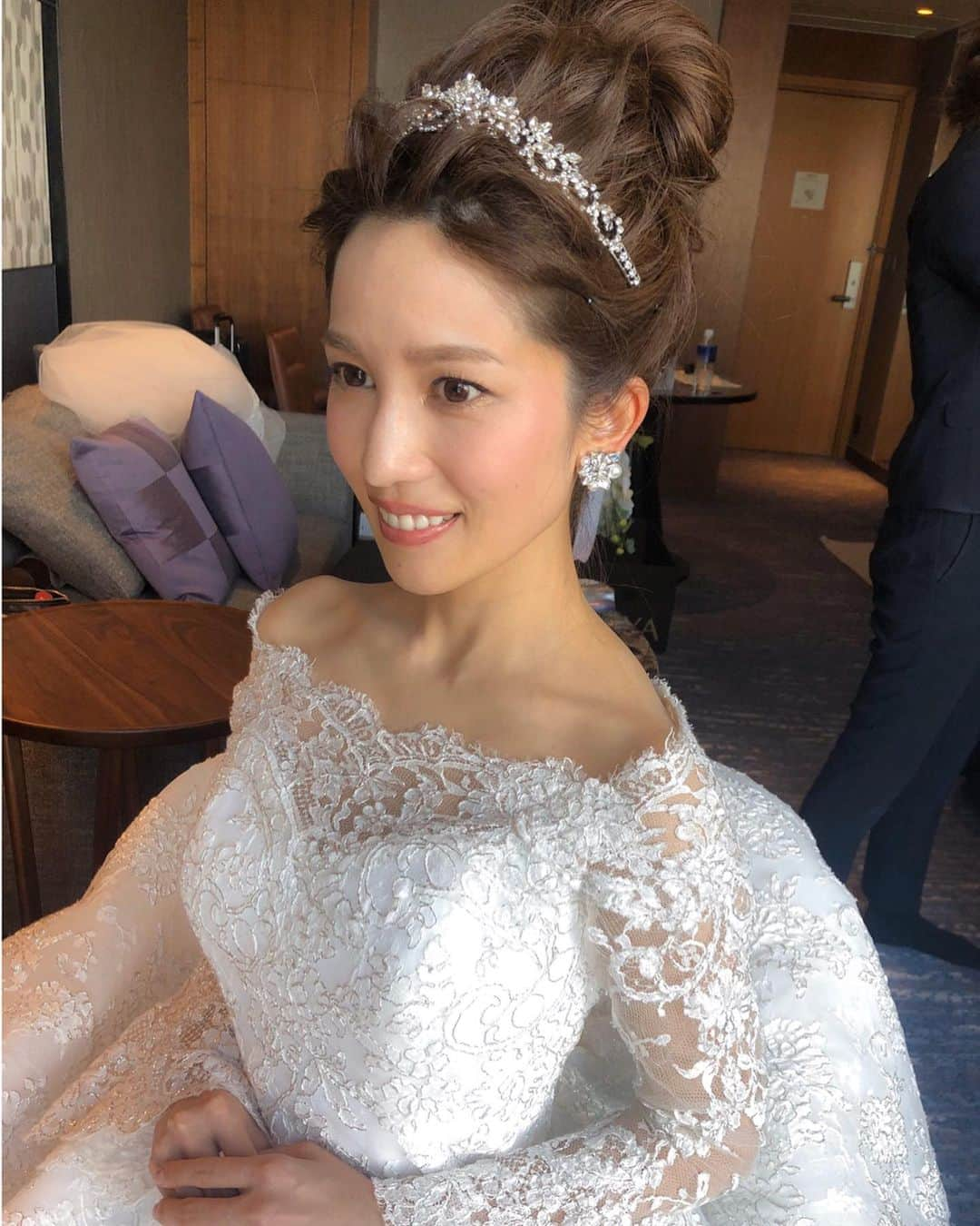 野口忍 hair make upさんのインスタグラム写真 - (野口忍 hair make upInstagram)「#セルリアン東急ホテル #海外風クラシカル #ロイヤルウェディング 挙式〜披露宴〜お色直し と変化をつけて 結婚式を、ヘアメイクを とことん楽しみました☺️ #桂由美ドレス 長袖のスリーブデザインが 魅力的でした🥺 新郎様は #ブライダルパーマ 髪の毛のベースは #ブライダルトリートメント で艶感が増してて 非常に素敵でした。 . これから毎日投稿頑張ります🔥 💄 @yuno.hairmake 📷 @ru.wedding24 . 【ご予約＆お問い合わせ】 ． 唯一のブライダルヘアサロン ＠amelie_tokyo_bridal_salon . ご予約＆ご相談はHP.または専用LINEへお願いします💌 LINE ID：@avq9020r ． きっと、初めてのことで不安が多いと思います。 ブライダルヘアメイクとして、豊富な知識と経験で最高の結婚式＆撮影になるようサポートしますので安心してお任せください。 . ＿＿＿＿＿＿＿＿＿＿＿＿＿＿＿＿＿＿＿＿ ． 𓆸﻿﻿遠方出張のお知らせ 6月12〜15日(宮古島出張） この期間は通常よりも特別料金でヘアメイクさせて頂きます。 お気軽にお問い合わせください👏 . #花嫁#アレンジ#ヘアアレンジ#結婚式#ブライダル#ペーパーアイテム#ブライダルメンテナンス#ブライダルカラー#ブライダルカット#持込#挙式#式場#披露宴#二次会#ブーケ#お色直し#パレス花嫁#前撮り#ホテルウェディング#プロポーズ#外注ヘアメイク#ティアラ#持込みヘアメイク#前撮り#式場迷子」3月24日 22時33分 - shinobunbunmaru_atren_deu