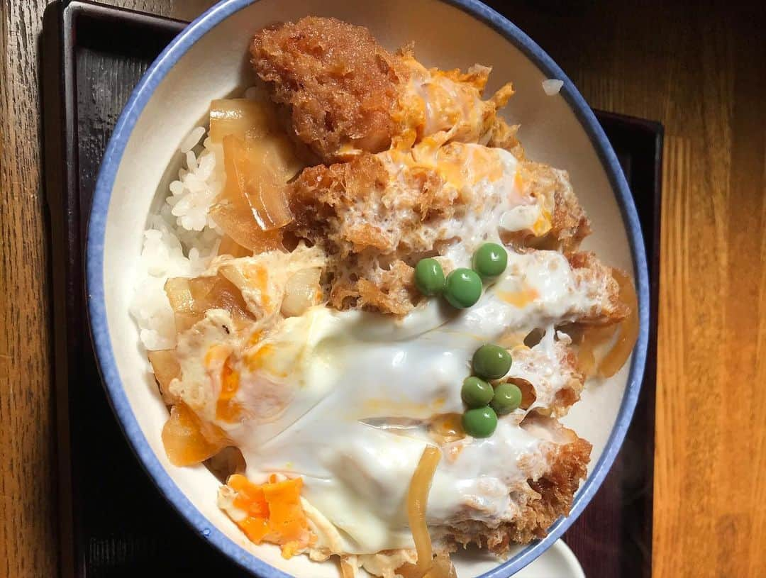 平田亮介さんのインスタグラム写真 - (平田亮介Instagram)「#坂本屋  withわたる👦🏻 日本一美味いカツ丼って言われてるからどんなものか食べてきました🤔 運ばれてきて…もう見たら分かる絶対美味いやつや〜ん 24年間生きてきてこんなに美味いカツ丼は初めてでした😅🙏 美味しかったです！ ごちそうさまでした🙏 ※1時間の休憩で45分並んで10分で食べて5分で走って会社に戻ったから今度はもっと味わって食べたいです笑  #坂本屋 #西荻窪 #かつ丼#飯テロ #ランチ#カツ丼 #丼 #どんぶり #丼物 #とんかつ #人気店 #行列 #荻窪 #西荻窪グルメ#東京グルメ#皆さんぜひ行ってみて下さい #オススメ#平田亮介#谷口渉#fctvb」3月24日 22時37分 - ryosukehirata