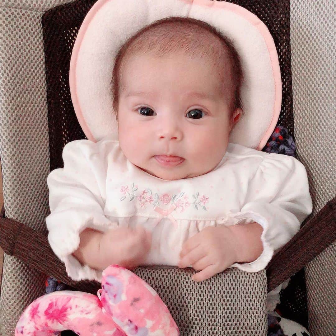 村上シェリーのインスタグラム：「えまぴ👶🏻🥴 • • • • • #emmastefany #babyemma  #baby #babygirl #momlife #parenting #photography #mom #babyphotography #bhfyp #赤ちゃん #赤ちゃんとの暮らし #赤ちゃんのいる生活 #ベビー服 #ベビーフォト #子育てママ #0歳」