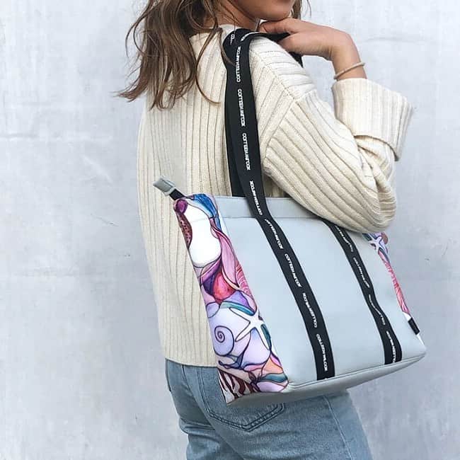 ラレイアのインスタグラム：「🐚 間も無く入荷❤︎ 待望のnewデザインで再入荷！ ネオプレーントートバッグ😍✨ ・ 今なら #お買い物マラソン 限定クーポンも配布中なのでお得にgetのチャンス🧡 ・ ポイント10倍もやってます😚💞 ・ ・ ・ ---La Leia Precious Life(ラレイア)--- @laleia_official ・ 楽天市場店 https://www.rakuten.co.jp/laleia-p-life/ ・ au wowma店 https://wowma.jp/user/52666346 ・ Yahooショッピング店 https://shopping.geocities.jp/laleia-p-life/ ・ ・ @laleia_official  @colleenwilcoxgallery_jp  #colleenwilcox#art#hawaii#aloha#surf#beach#laleia#ハワイ#フォトジェニック#インスタ映え#インスタ女子#アロハ#ビーチ#海を感じる雑貨#ラレイア#アート#ビーチガール#サーフスタイル#大人カジュアル#トートバッグ#コリーンウィルコックス#ギフト#プレゼント」