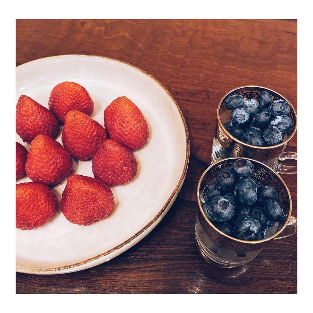 鈴木紗理奈さんのインスタグラム写真 - (鈴木紗理奈Instagram)「リオトが東京いる時は 冷蔵庫に大量のフルーツを用意。  わたしもその分食べるから 酵素たっぷり  #riototomama」3月24日 22時52分 - munehirovoice