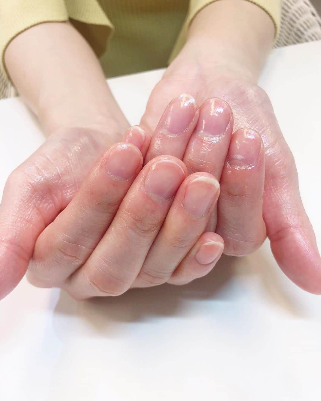 のインスタグラム：「【不恰好なりにキレイに！　自爪の甘皮ケア】 自分のカラダのパーツで、結構苦手な爪。形が悪くて、ひび割れしやすいところがあまり好きじゃなくて、必要以上に見ないようにしていました😑😐(笑) でも、やっぱりたまに鮮やかな色のネイルカラーを塗ってみるとそれだけで気分がアガるから、これから爪にも愛情込めてもっとちゃんとケアしていこう。と思い、ネイルサロンに甘皮ケアに行ってきました💅  行ったのは、池袋にある『MereMer（メールメール）』。 ホットペッパーのクーポンがあって、いろいろなサロンを探して比べて、安くて（￥4400→クーポンがあったので￥1400に✌︎）駅近だったので、ココに決めました✨  自分で甘皮ケアしたいけど、上手にできなそうで出来ていなかったので、プロのネイリストさんにキレイにしてもらえて嬉しい♡ やっぱり甘皮ケアするだけで、爪の印象ってすごく変わるなぁと思いました💡血色が良くなって、爪表面もなめらかになって、健康的に見える！  私の爪は不恰好だけど、不恰好なりにキレイにするのも大事だなぁ。と。嫌いだからって目を背けるのではなくて、好きになる努力をするのも良いことだなと思いました🥰  爪の長さが違うのはあえてで、私がこの不恰好な爪の形に悩んでいることをネイリストさんに話したら、「爪のピンクの部分を伸ばしたかったら、切らずにちょっと伸ばした方がいいですよ」と言われて、そのとき唯一ちょっと伸びていた薬指と小指は長さを切らずにそのままに。 ピンクの部分伸ばしたかったら、切らない方がいい。初知りでした！🔍 数日後にメイクレッスンがあったので、結局今はつるんと短くしちゃったけど💅  キーボードを打つとき、カップを持つとき、名刺を渡すときなど、爪っていろんな場面でパッと目に入るものだから、気分をアゲるパーツにしておきたいですよね😌💗 これからもハンドクリームや美容液を塗ってケアをして、（今までは透明に近い淡いピンクばっかりだったけど）可愛いネイルカラーを爪に添えて、だんだんと好きなパーツに変えていきたいな☺️ #ネイルケア #自爪ケア #自爪 #ネイル #池袋ネイルサロン #メールメール #甘皮ケア #nail #nailcare #meremer #beautysalon #nailsalon #beauty @meremer_nail」