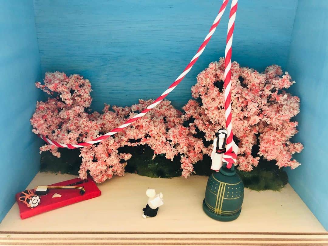 岡田ひとみ（ねんドル）さんのインスタグラム写真 - (岡田ひとみ（ねんドル）Instagram)「美しく桜が咲く春。空と花びらの色に、胸がときめきます。  こちらは昨年制作した作品。 歌舞伎や日本舞踊でお馴染みの娘道成寺をイメージしています。  京鹿子娘道成寺　2019年 樹脂ねんど、水彩絵の具、シーナリーパウダー、布、糸  #clay#diorama#kabuki#japan#japon#miniature#nendol#ミニチュア#ジオラマ#歌舞伎#京鹿子娘道成寺#ねんど#ねんドル」3月24日 23時05分 - hitomi_nendol