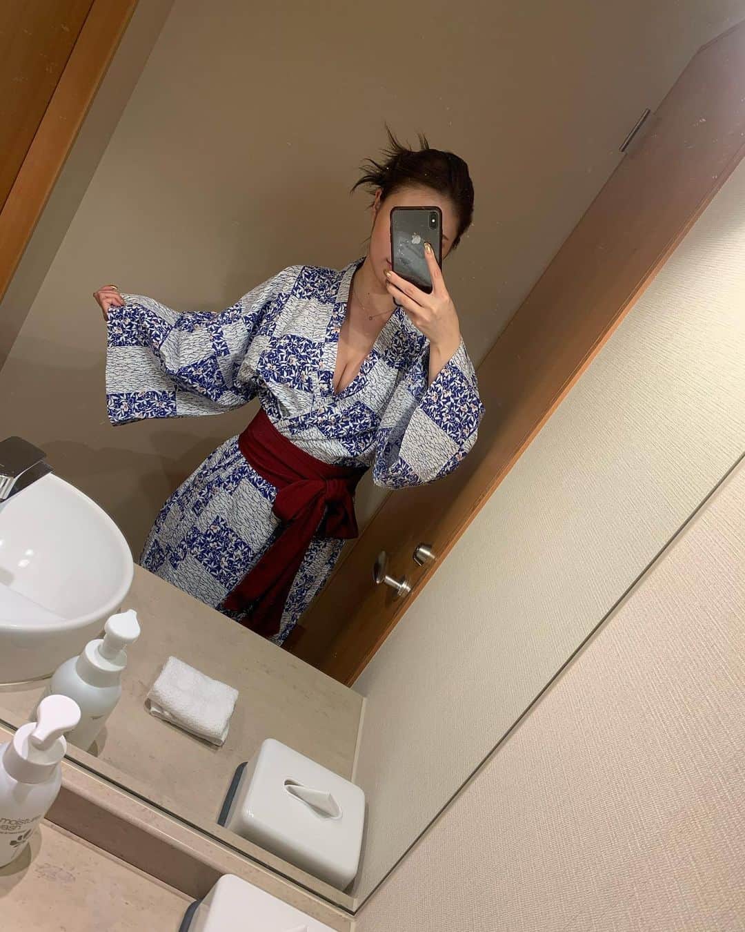 fuukaのインスタグラム：「. 本格的に暖かくなる前に もう１回ぐらい温泉行っときたいなぁ🥺💕 . . #温泉旅行 #高山 #旅館 #浴衣 #キャバクラ #キャバ嬢 #テラスハウス #名古屋 #錦 #錦3 #新宿 #歌舞伎町 #ミナミ #新地 #北新地 #中洲 #柳ヶ瀬 #夜職 #夜遊び #お酒 #シャンパン #ソウメイ #soumei #アルマンド #ドンペリ #エンジェル #メゾンドボーテ #クラブ」