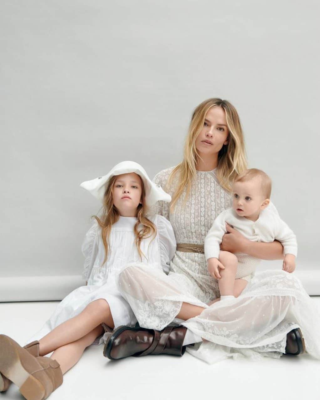 ナターシャ・ポーリーのインスタグラム：「Chilling At Home With Kids ❤️🥰❤️ #StayHome @voguerussia @mashavoguerussia @claudia_knoepfel #OlgaDunina」