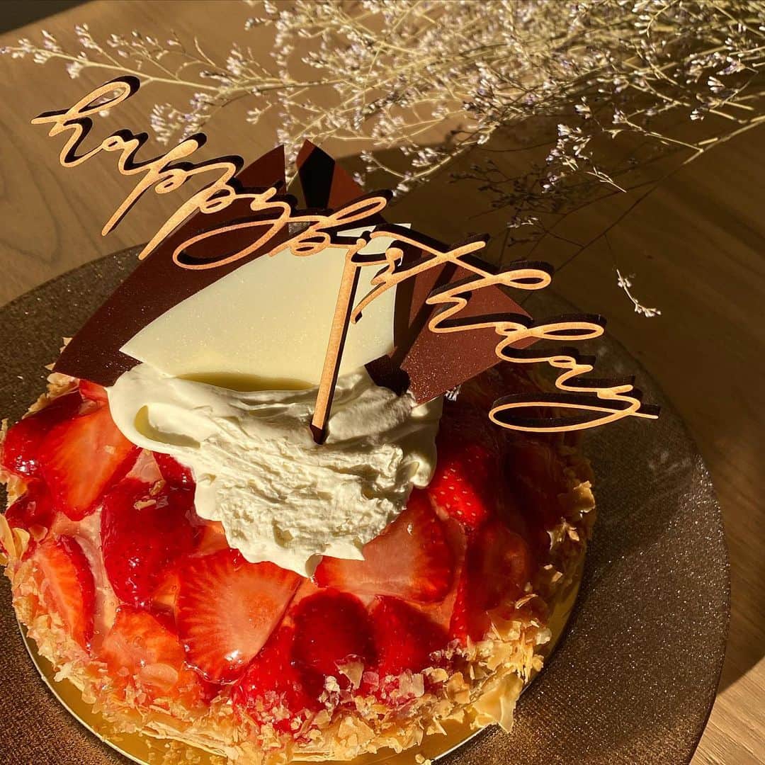 美生のインスタグラム：「#happybirthday ﻿ ﻿ いつもありがとう♡﻿ これからもずっと﻿ 仲良く楽しく歳を重ねましょう✨﻿ ﻿ お誕生日も﻿ クリスマスも﻿ @threem.official の﻿ ケーキトッパー🧁のおかげで﻿ 大切な日の思い出がより一層素敵に…♡﻿ ﻿ ﻿ ﻿」