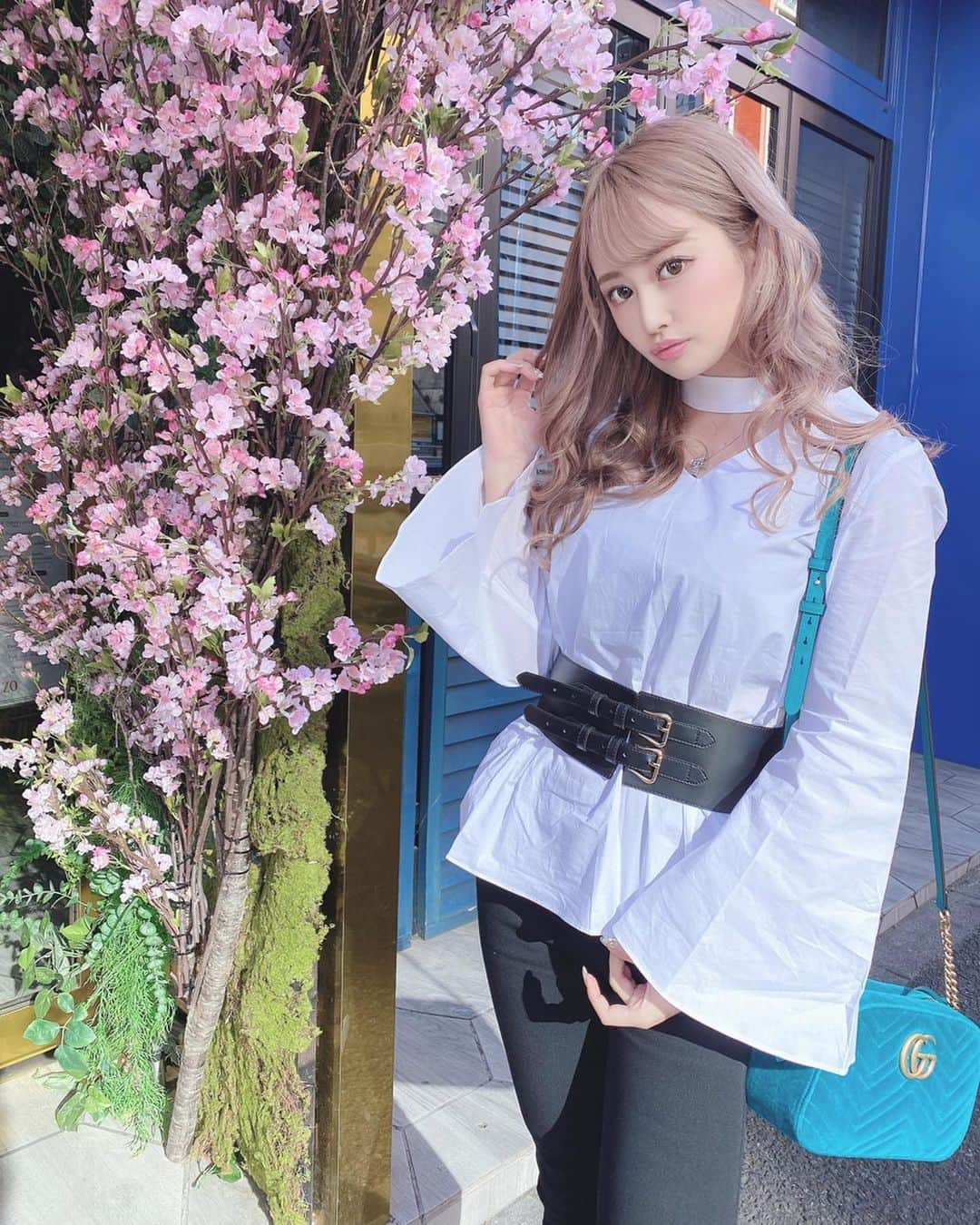 SHIHOさんのインスタグラム写真 - (SHIHOInstagram)「. . spring code🌸🌸🌸💘 . . 質問めっちゃ来てた このトップスは two-win 【トゥーウィン】の🤲 . (( @twowin_official )) . . 袖がふわっと広がってて 女の子らしく着れるよ🤭💛 . ベルトでウエストマークして スタイルアップ(灬♥ω♥灬) . .  #fashion #fashionista #me #tokyo #japanese #japan #ootd #ootdfashion #selectshop #awfashion #ファッション #コーデ #コーティネート #六本木カフェ  #カフェ巡り #おしゃれカフェ #ビジョビ」3月24日 23時03分 - cham_pipi