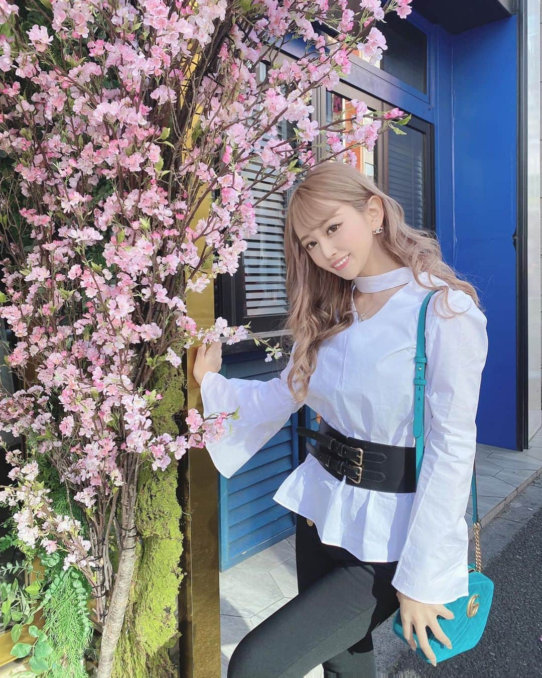 SHIHOさんのインスタグラム写真 - (SHIHOInstagram)「. . spring code🌸🌸🌸💘 . . 質問めっちゃ来てた このトップスは two-win 【トゥーウィン】の🤲 . (( @twowin_official )) . . 袖がふわっと広がってて 女の子らしく着れるよ🤭💛 . ベルトでウエストマークして スタイルアップ(灬♥ω♥灬) . .  #fashion #fashionista #me #tokyo #japanese #japan #ootd #ootdfashion #selectshop #awfashion #ファッション #コーデ #コーティネート #六本木カフェ  #カフェ巡り #おしゃれカフェ #ビジョビ」3月24日 23時03分 - cham_pipi