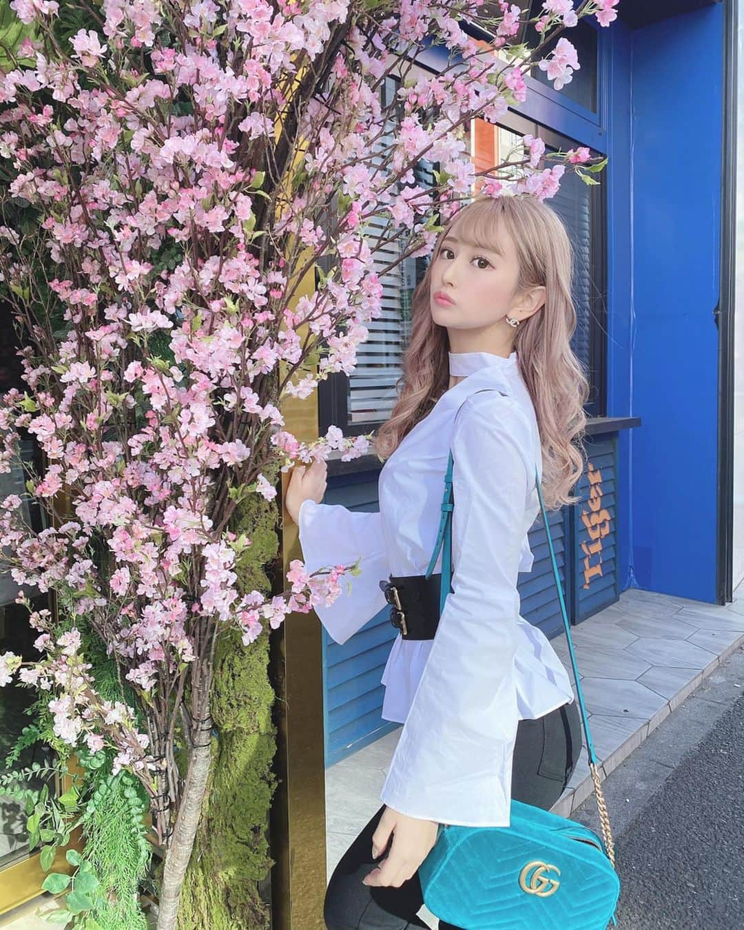 SHIHOさんのインスタグラム写真 - (SHIHOInstagram)「. . spring code🌸🌸🌸💘 . . 質問めっちゃ来てた このトップスは two-win 【トゥーウィン】の🤲 . (( @twowin_official )) . . 袖がふわっと広がってて 女の子らしく着れるよ🤭💛 . ベルトでウエストマークして スタイルアップ(灬♥ω♥灬) . .  #fashion #fashionista #me #tokyo #japanese #japan #ootd #ootdfashion #selectshop #awfashion #ファッション #コーデ #コーティネート #六本木カフェ  #カフェ巡り #おしゃれカフェ #ビジョビ」3月24日 23時03分 - cham_pipi