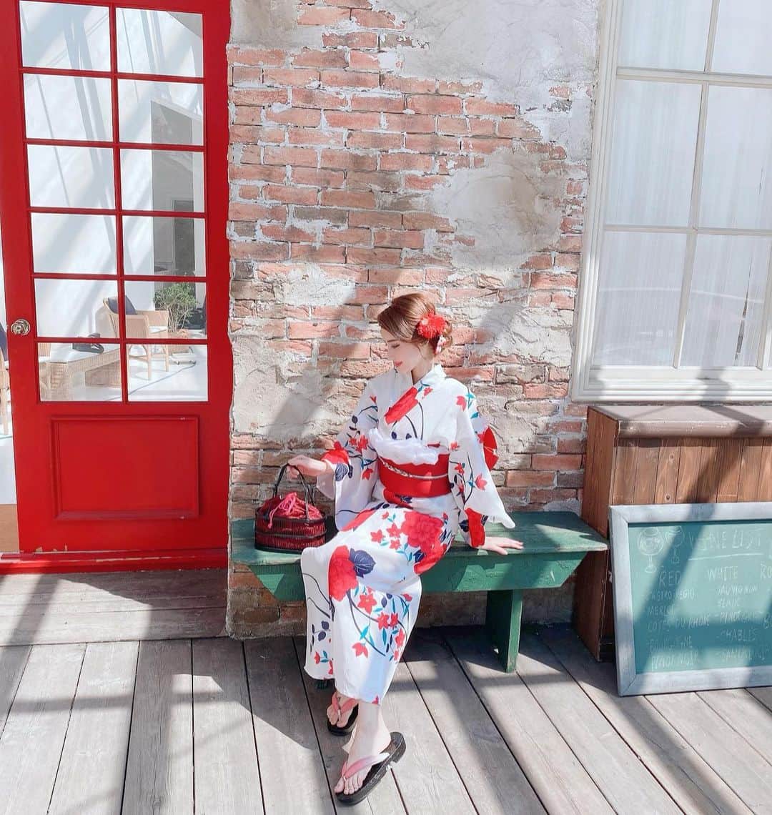 のインスタグラム：「全身こんな感じ₍˄·͈༝·͈˄₎◞︎ ̑̑ෆ⃛ 赤すき～🌹♥️ 浴衣着るとしっくりくる🤣‪‪𐤔𐤔‬‪ 前世も日本人かしら👘🌸🇯🇵 . #浴衣女子」