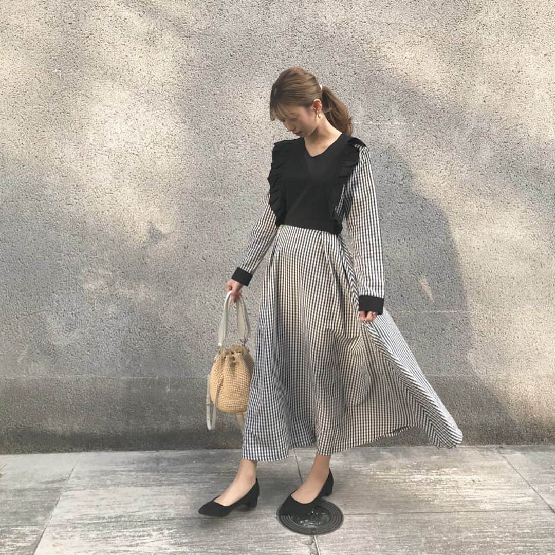 のインスタグラム：「私服🌸﻿ ﻿ one-piece ﻿ @epineofficial  pumps ﻿ @gu_global  bag ﻿ @miumiu ﻿ ㅤㅤㅤㅤㅤㅤㅤㅤㅤㅤㅤㅤㅤ epineのワンピースはインスタで見てから﻿ 一目惚れで絶対買うと決めていたお洋服🥰﻿ 切り返しが腰の少し上になっているから﻿ 脚も長く見えるし、後ろでキュッと結べるので﻿ かなりスタイルよく見える👏🏻👏🏻﻿ とにかく形が可愛くて﻿ 156センチの私が着ても着られてる感がないよ〜🥺﻿ 丈も足首が見える程度で👏🏻﻿ ﻿ #ootd #fashion #epine #gu #miumiu #liquem #오오티디 #패션 #패션스타그램 #한국어공부중 #新作 #リキュエム #エピヌ #ジーユー #ミュウミュウ #低身長 #低身長コーデ #sサイズ #sサイズコーデ」
