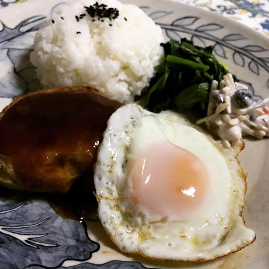 彩さんのインスタグラム写真 - (彩Instagram)「ばんごは つくね、もつ煮、味覇スープ なんか食べ疲れしてきたな〜」3月24日 23時13分 - aya_the_little_black