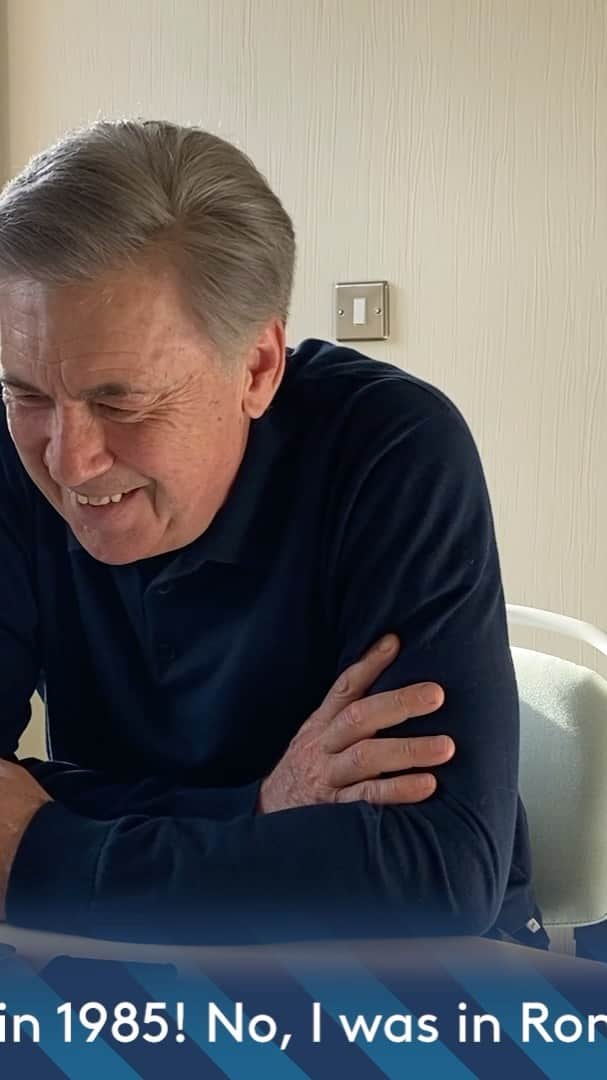 カルロ・アンチェロッティのインスタグラム：「It was a pleasure talking to Mark. I wish him and all who are suffering due to the COVID-19 the best. Strength and courage to all. We will also win this match.  È stato un piacere parlare con Mark. Auguro a lui e a tutti coloro che soffrono di COVID-19 il meglio. Forza e Coraggio per tutti. Vinceremo anche questa partita. .............. @everton Carlo Ancelotti 📱 Isolated Evertonians.  #BlueFamily 💙  Carlo Ancelotti made a personal call to a devout Evertonian as part of the Club’s Blue Family campaign. Policeman Mark, 52, was diagnosed with motor neurone disease [MND] 12 months ago and is currently self-isolating as a precaution against the coronavirus outbreak.」