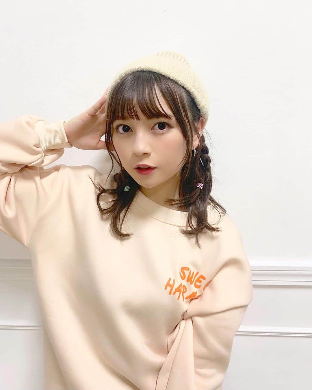 廣川奈々聖のインスタグラム：「Visual Movie のスタイリングです🐶❤︎ だぼっと感がかわいい〜！✌🏻 ﻿ ﻿ #17kg #styling #ニット帽﻿ #ヘアアレンジ #三つ編みアレンジ #カラーゴムアレンジ」