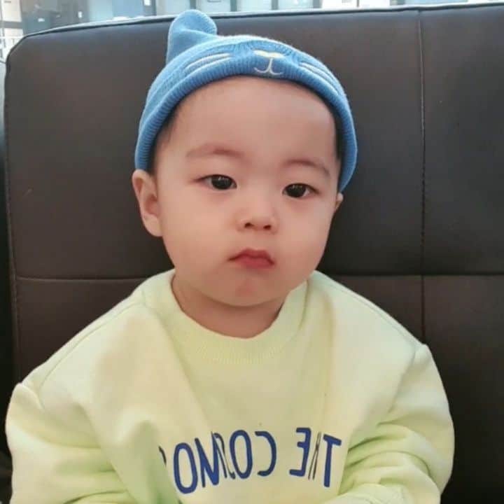 ミン・ヨンウォンのインスタグラム：「미용실💚 #박새로이 머리 해주세요 #이태원클라쓰 안봤지만ㅋ ( @lovelychan81 선생님 이렇게해주세요 ㅎㅎㅎ) . . . . . . . #12갤아기 #돌아기  #아기모델 💌#밍크뮤 👍 #리틀그라운드 #블루독 🐶매니아  #육아일기 #신혼일기 #육아맘 #육아소통 #일상 #소통 #맞팔 #데일리 #황금돼지띠아들 #오오티디  #베이비스타그램 #1stbirthday #present #baby #babyboy #birthdayboy #love #family #friends」