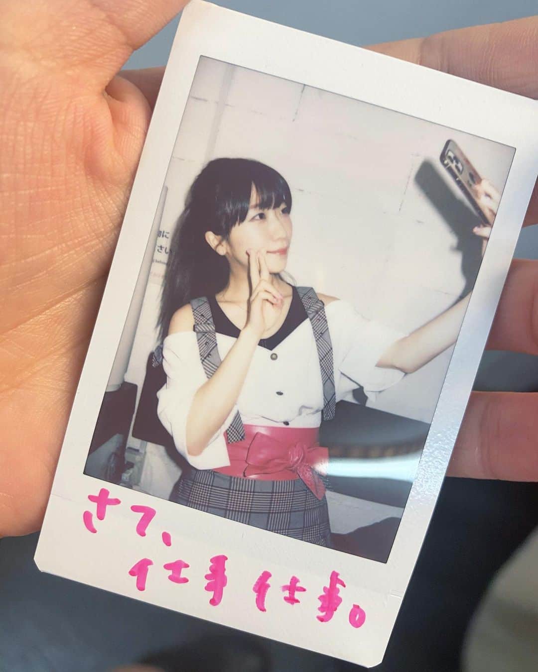 ぱいぱいでか美のインスタグラム：「自撮りしてるときの気持ちです。 ꙳ #自撮り ꙳ アポカリの方ではチェキくじあるんよ〜 ぱいぱいでか美の方では通常のチェキはありますがくじはやってないのよね。 引いても引いても私ですから。 しかし！ 近々ぱいぱいでか美の方でも ネット上でチェキくじ買えるようになるかもなので 遠方でチェキ買えないよって方はお知らせお待ち下さいまし。」