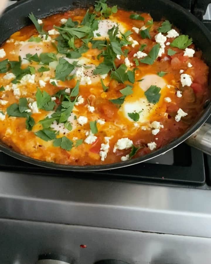 Samantha Leeのインスタグラム：「Simple and easy Shakshuka recipe is one of my favourites. It is traditionally served as breakfast. But I often serve it for lunch or dinner with a couple more side for a light meal(Recipe on story Highlights). #leesamantha #fridgeandcomfort #movementrestrictionorder」
