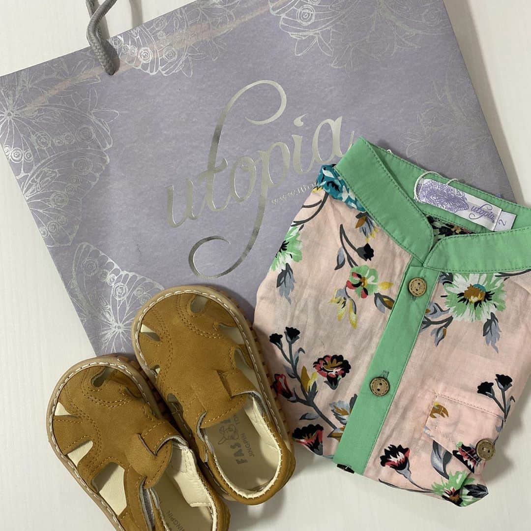 のインスタグラム：「・ アラブストリートとブギスで買ったもの。 こぐまちゃんの服とサンダル🐻 ・ 服はモスクの前のutopiaというお店で。オリジナルデザインだそう👚 ・ サンダルはブギスジャンクションの通路の真ん中にあるカウンター？みたいなお店。 サンダルは赤ちゃんの靴でよくある、キュキュキュという音が出ます👶 でもちゃんと笛の部分は外れるので、静かにしたい時でも大丈夫🙆‍♂️ こぐまちゃんは音を鳴らしながら歩いて楽しそうだから、しばらくこのままかな😆 ・ ランチは久しぶりのsavour🍴 ・ ・ #シンガポール生活 #シンガポール観光 #アラブストリート #アラブストリートシンガポール  #nottoday」